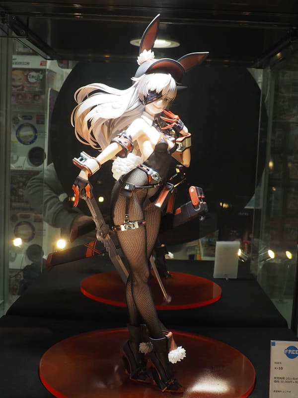 素晴らしい立ち姿。黒と赤が基調になっており、シックな色合いに仕上げられている