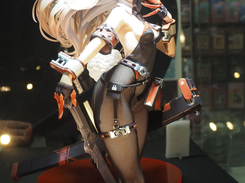 網タイツ部分は布製になっているほか、クリアパーツも各所で多用されたリッチな仕上がりに