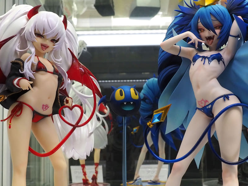 写真左が「クイズマジックアカデミー　軌跡の交叉」の「グリム・アロエ」だ。もはやセット商品のような相性の良さ