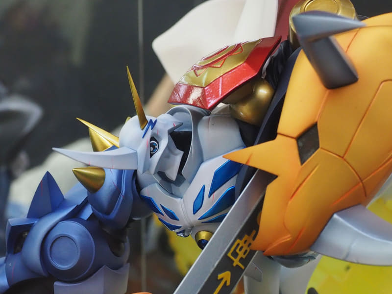 オメガモンもよく見ると、戦いの影響か細かな傷跡のようなものが見える