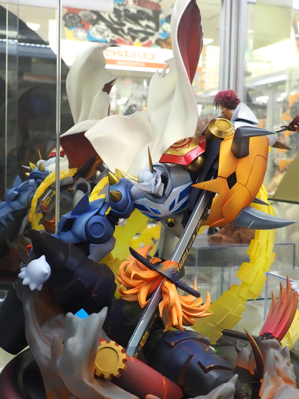 ふんわりと舞い上がったマント部分も含めて、かなりのボリューム感がある