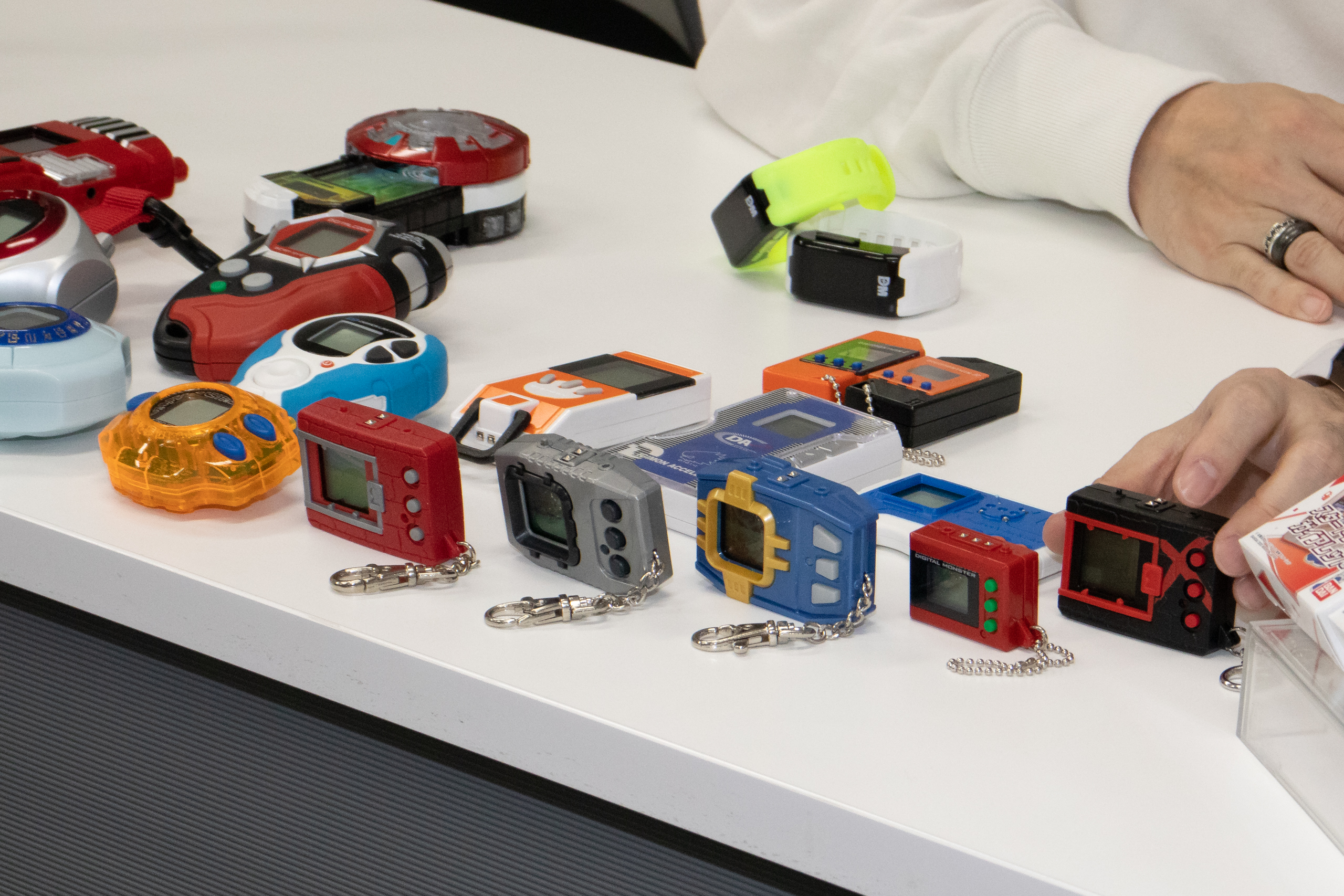 関戸氏の前に並んでいるのが、過去にリリースされた「デジタルモンスター」の玩具シリーズ