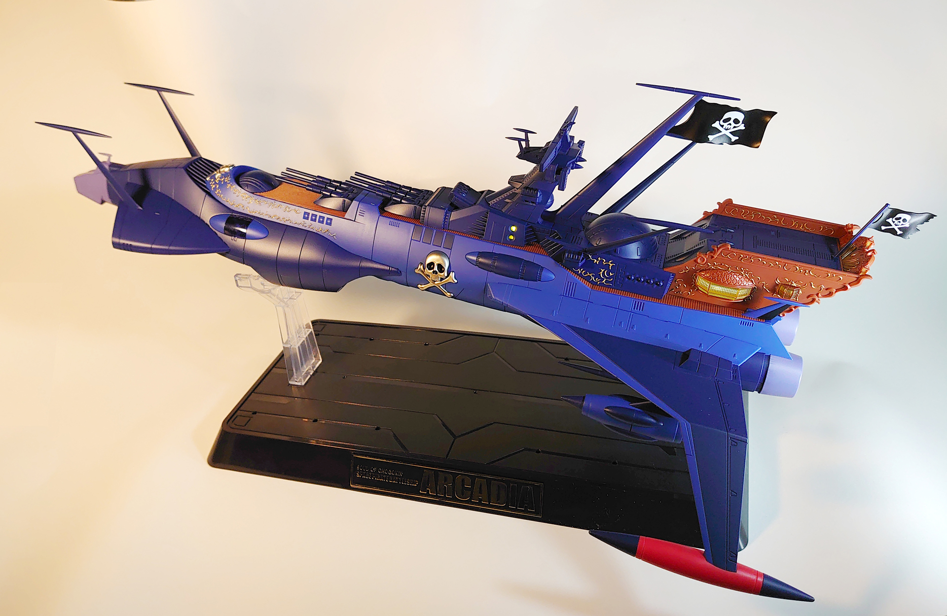 ディスプレイし終わったアルカディア号。前部を支えるアームは高低2種同梱されています