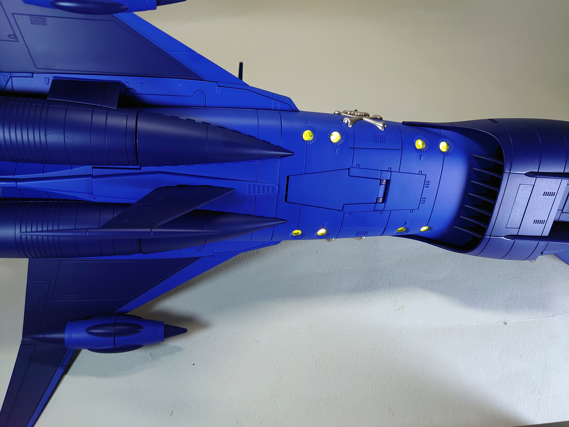 実はアルカディア号は見上げるシーンも印象深い。艦底も馴染みのあるパースですよね。ここも、計8つの発行箇所があります