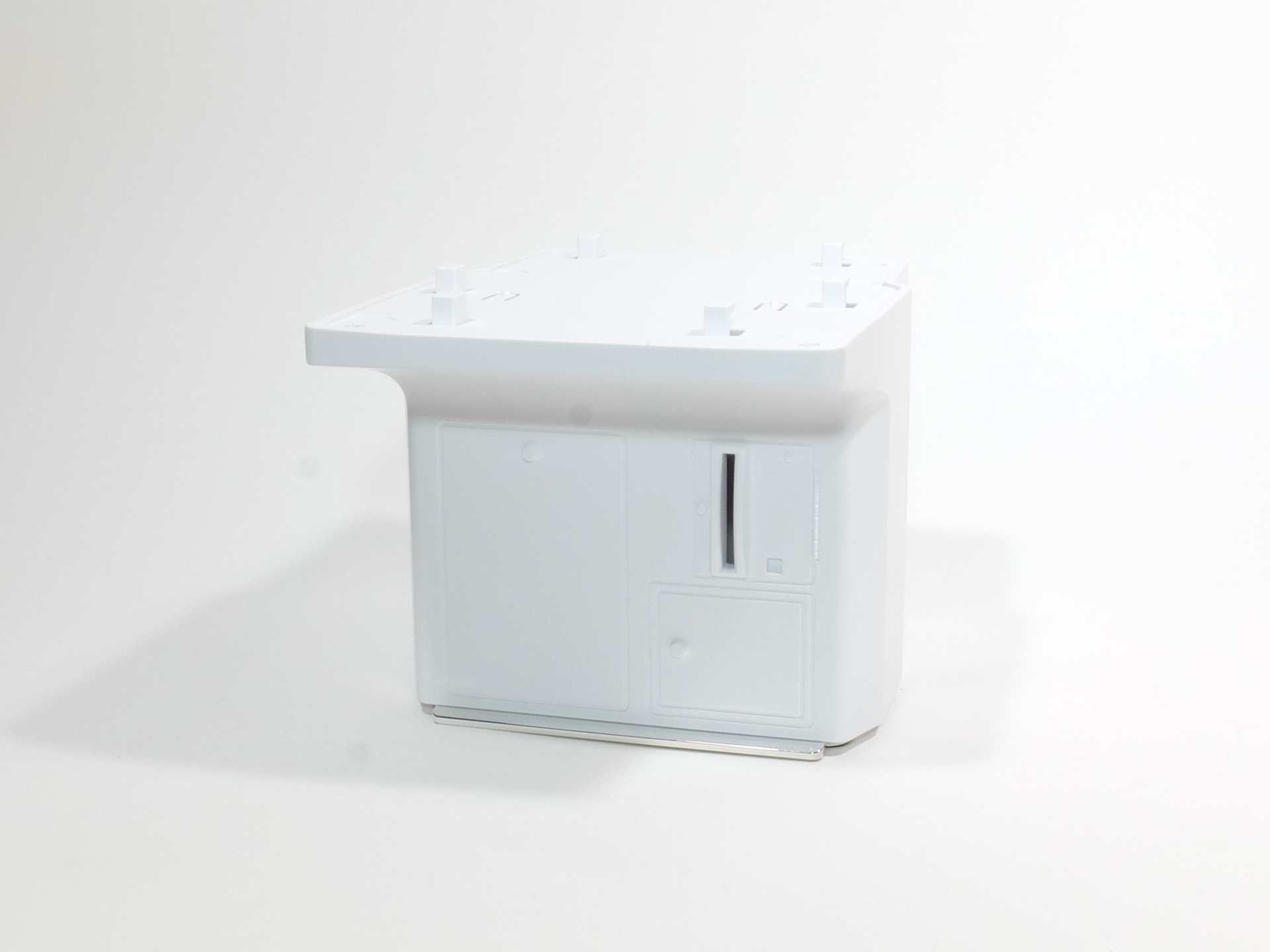 ベース部は電気的な部品は一切入っていないシンプルな見た目