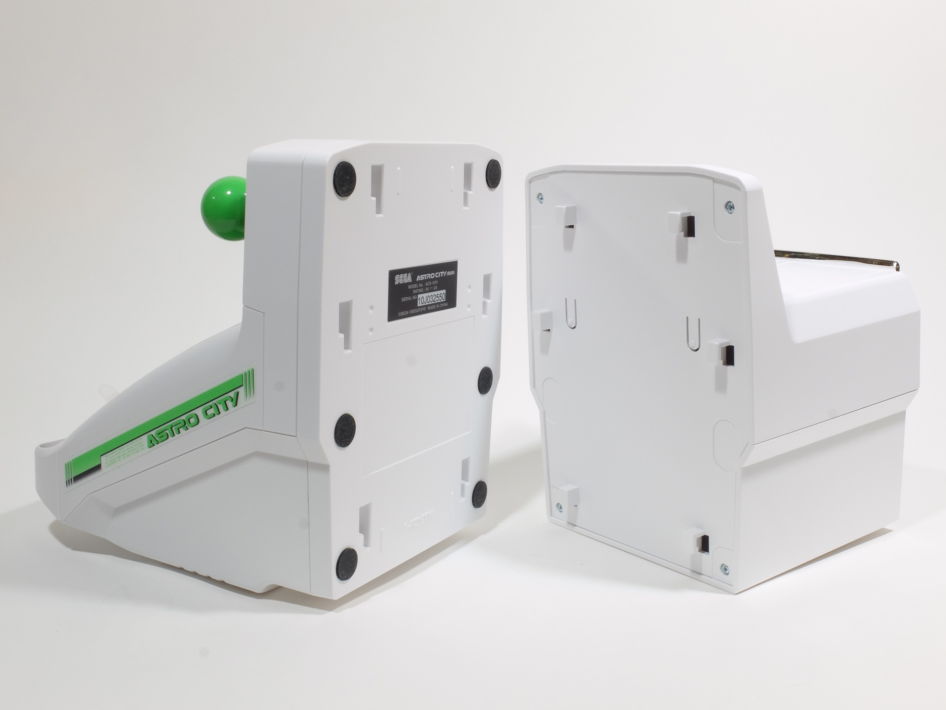 着脱部は「アストロシティミニ」側の凹部に、ベース部の凸部を合わせて装着、最後にスライドしてツメを固定すればOKだ。かなりガッツリ固定されるため、安定度は高い