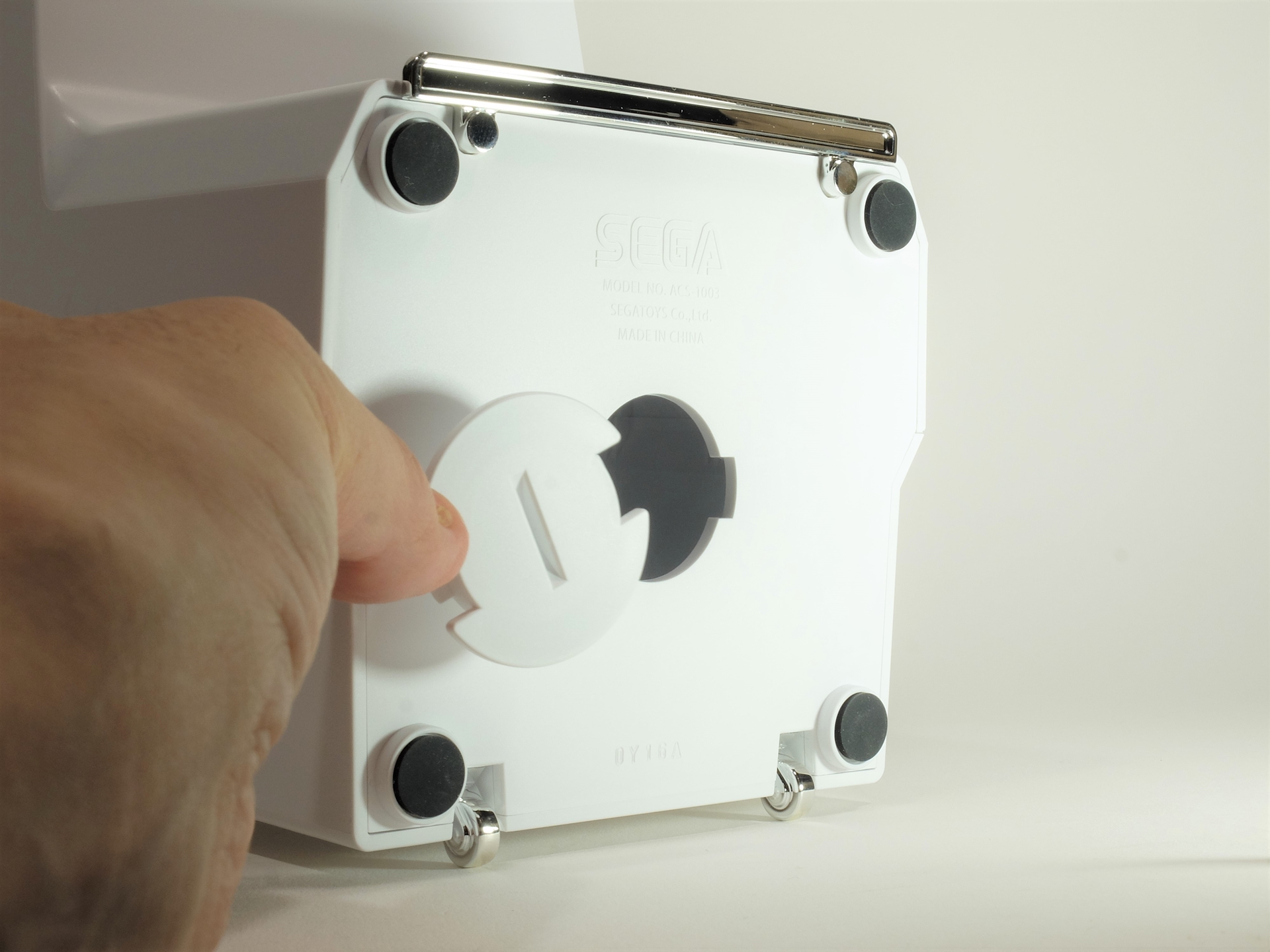 ベース部底面には蓋があるので、自由に開けてお金が取り出せる