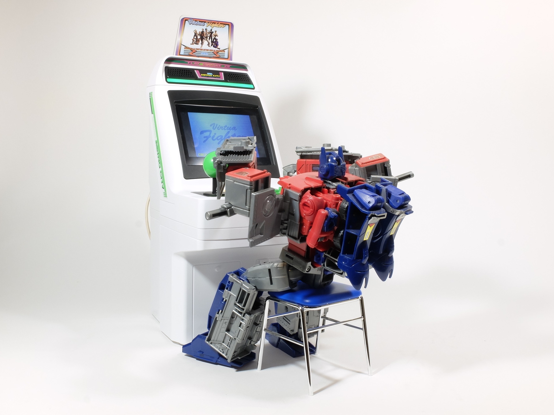 手持ちで確認してみたところ、タカラトミーの「トランスフォーマー パワーオブザプライム PP-09 オプティマスプライム」がかなりジャストサイズに近かった。これでも若干オプティマスプライムが小さめに感じるサイズ感だ