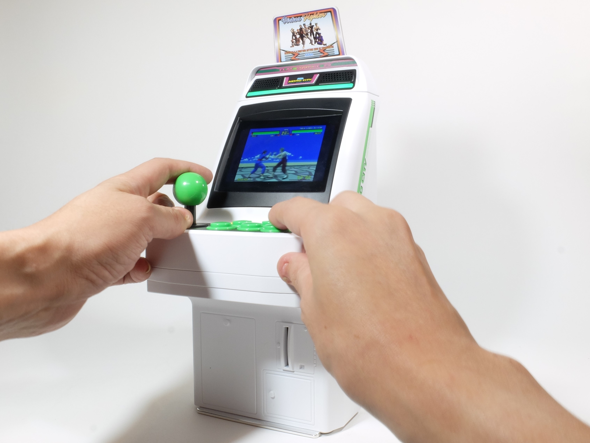 テーブル設置時は視点が高くなるが筐体下部のスペースも広く使えるようになるので、操作性はかなりいい