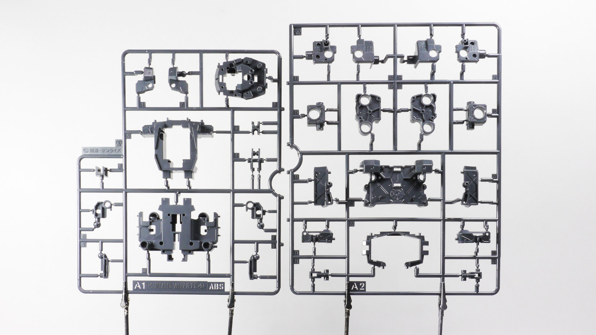 これまでに培われた技術が注ぎ込まれているにもかかわらずなんとシンプルなランナー達でしょうか。クロームメッキやゴールド・シルバーで塗装されたランナー等々組み上げていくのが楽しそうな色味と質感です