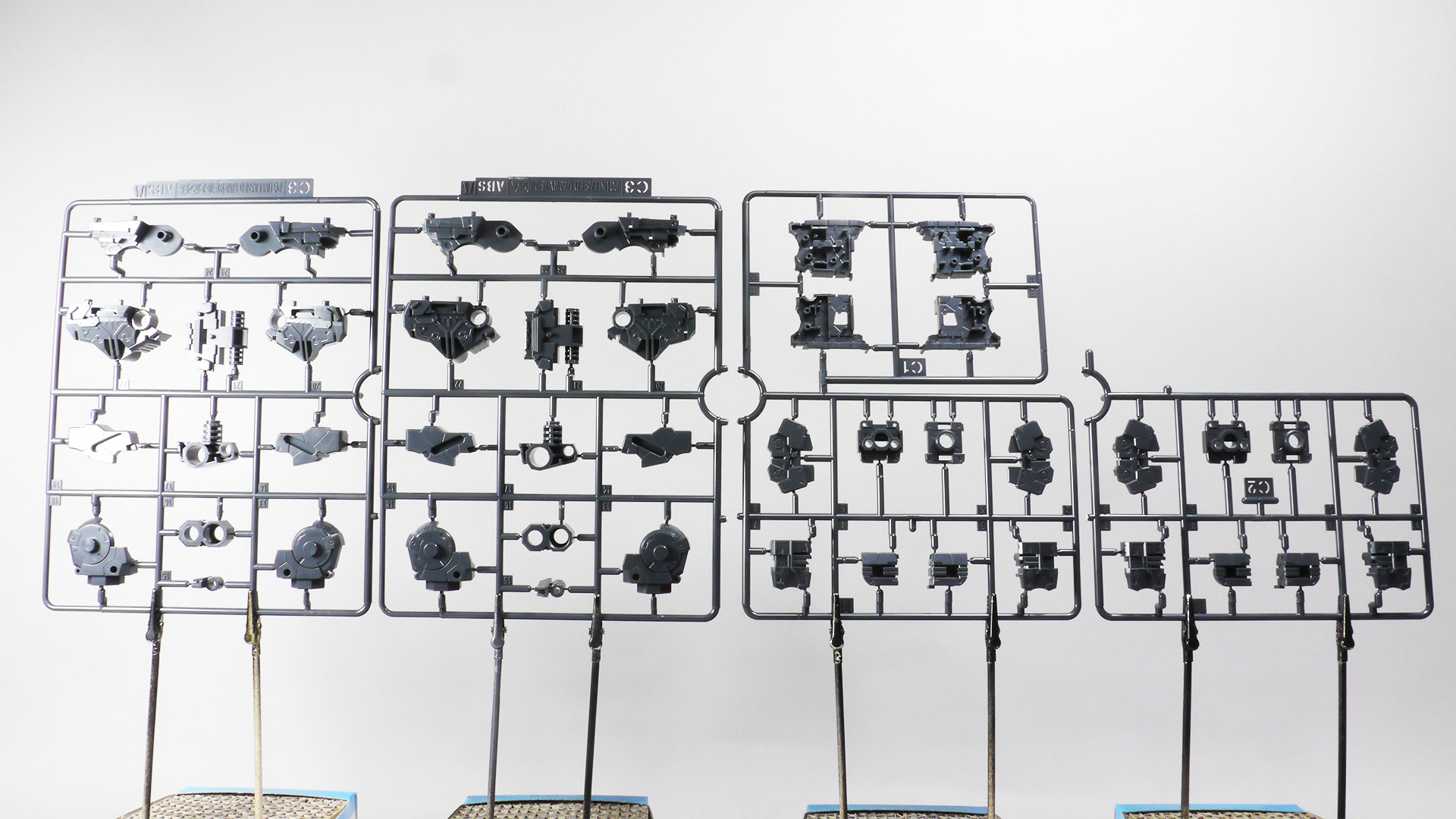 これまでに培われた技術が注ぎ込まれているにもかかわらずなんとシンプルなランナー達でしょうか。クロームメッキやゴールド・シルバーで塗装されたランナー等々組み上げていくのが楽しそうな色味と質感です