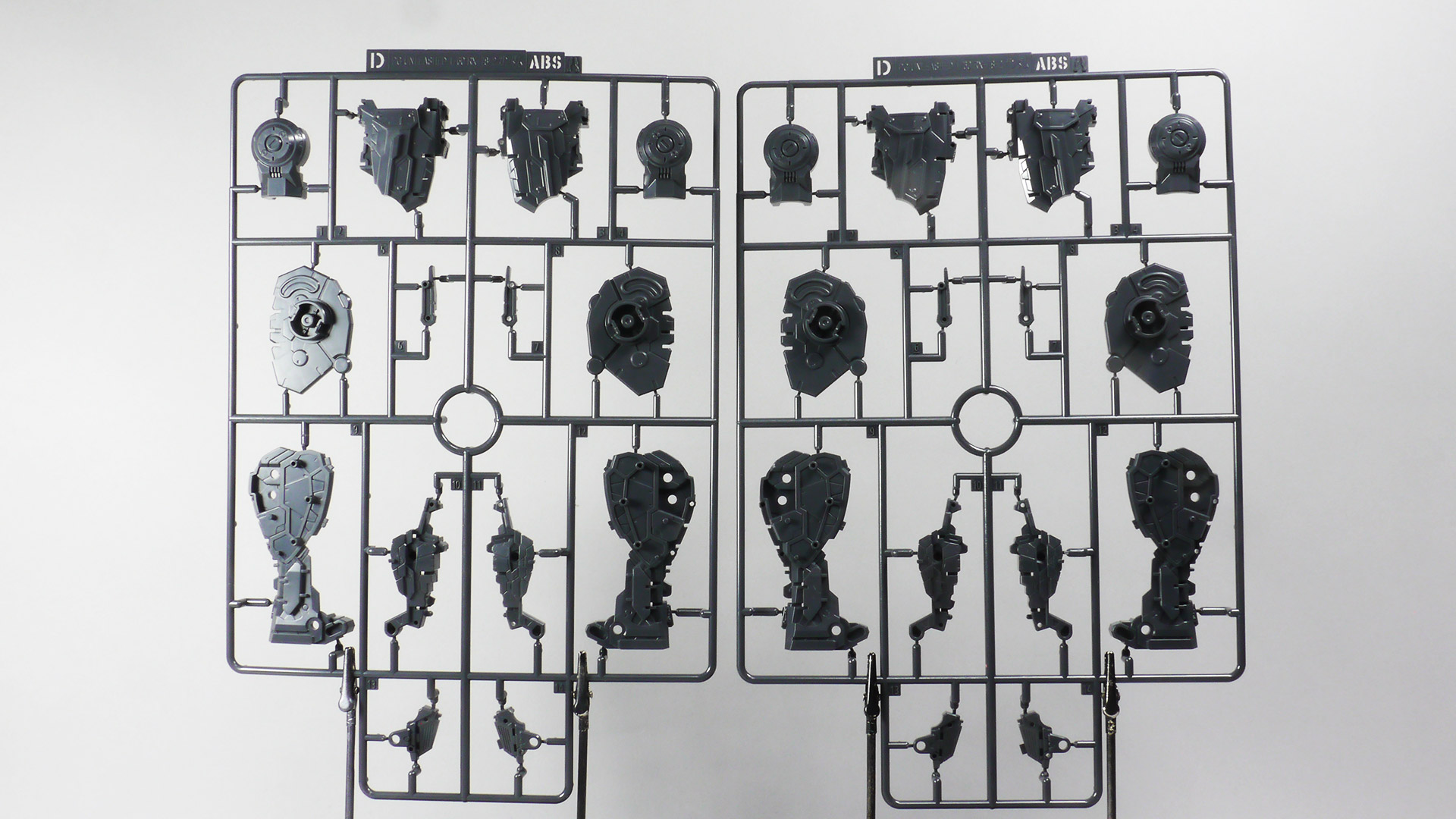 これまでに培われた技術が注ぎ込まれているにもかかわらずなんとシンプルなランナー達でしょうか。クロームメッキやゴールド・シルバーで塗装されたランナー等々組み上げていくのが楽しそうな色味と質感です