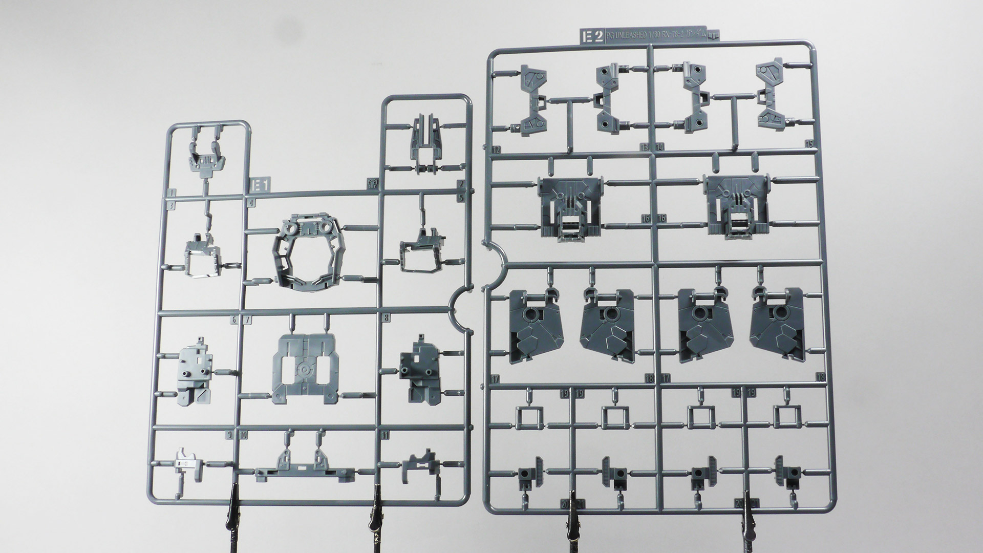 これまでに培われた技術が注ぎ込まれているにもかかわらずなんとシンプルなランナー達でしょうか。クロームメッキやゴールド・シルバーで塗装されたランナー等々組み上げていくのが楽しそうな色味と質感です