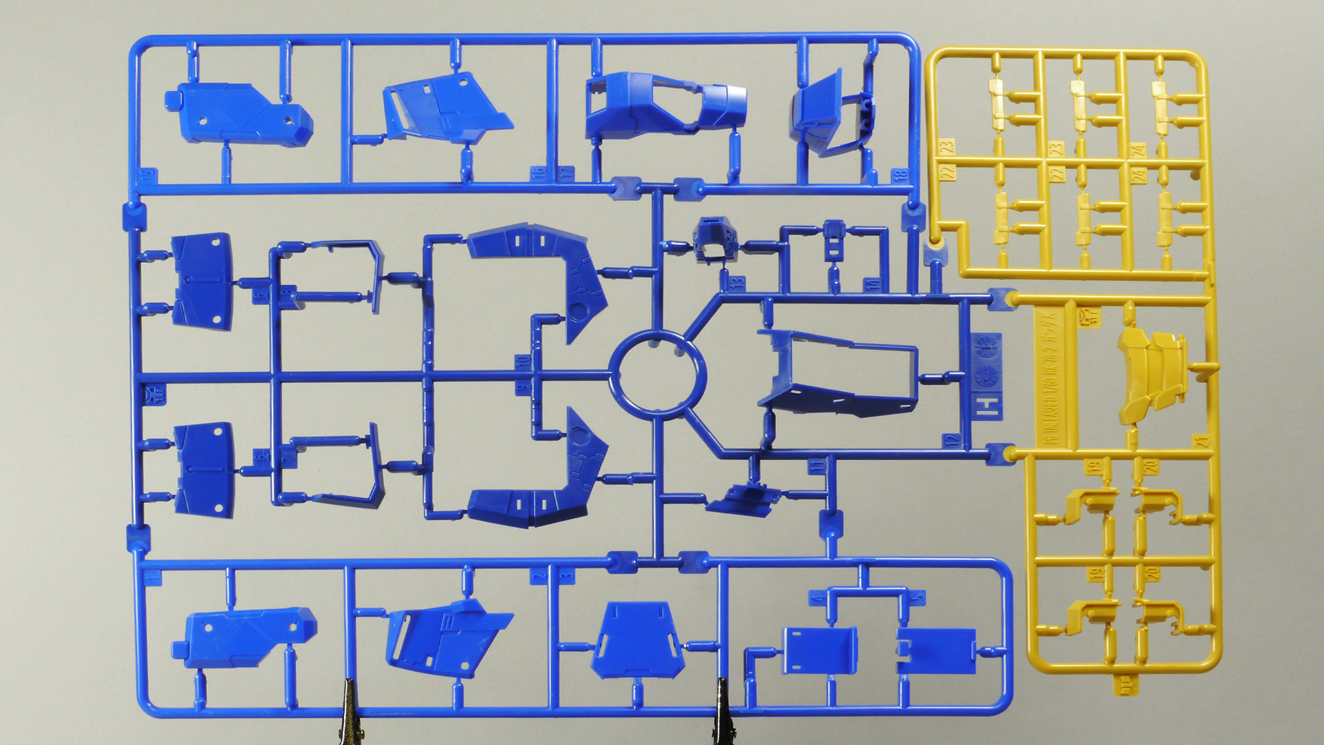 これまでに培われた技術が注ぎ込まれているにもかかわらずなんとシンプルなランナー達でしょうか。クロームメッキやゴールド・シルバーで塗装されたランナー等々組み上げていくのが楽しそうな色味と質感です