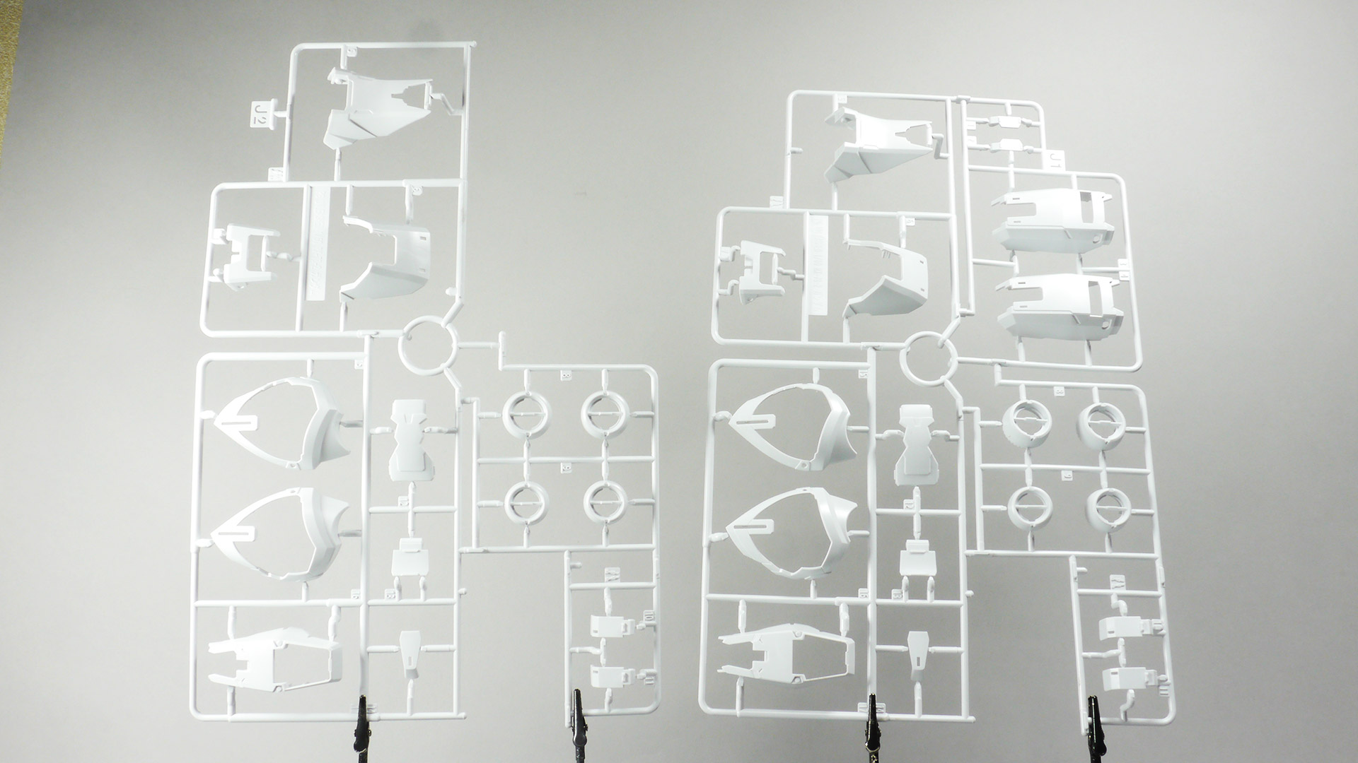 これまでに培われた技術が注ぎ込まれているにもかかわらずなんとシンプルなランナー達でしょうか。クロームメッキやゴールド・シルバーで塗装されたランナー等々組み上げていくのが楽しそうな色味と質感です