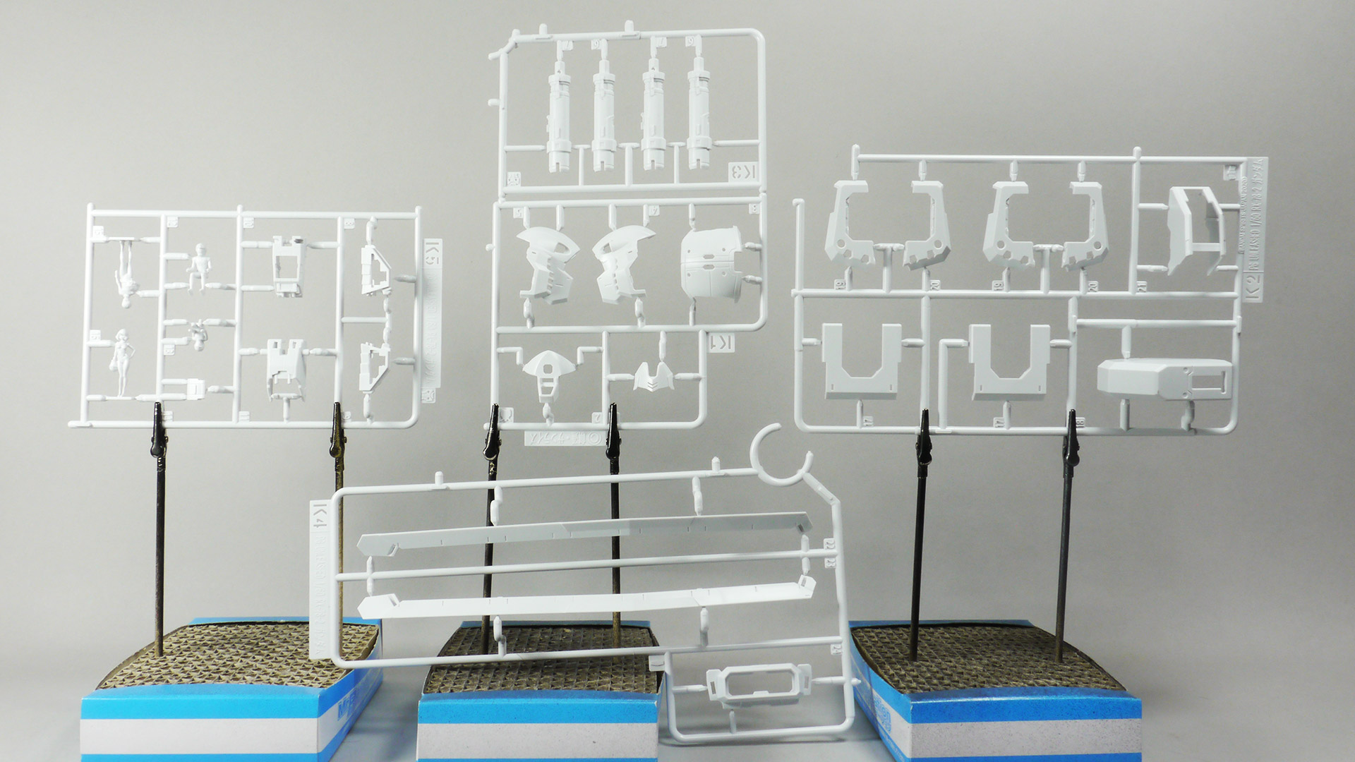 これまでに培われた技術が注ぎ込まれているにもかかわらずなんとシンプルなランナー達でしょうか。クロームメッキやゴールド・シルバーで塗装されたランナー等々組み上げていくのが楽しそうな色味と質感です