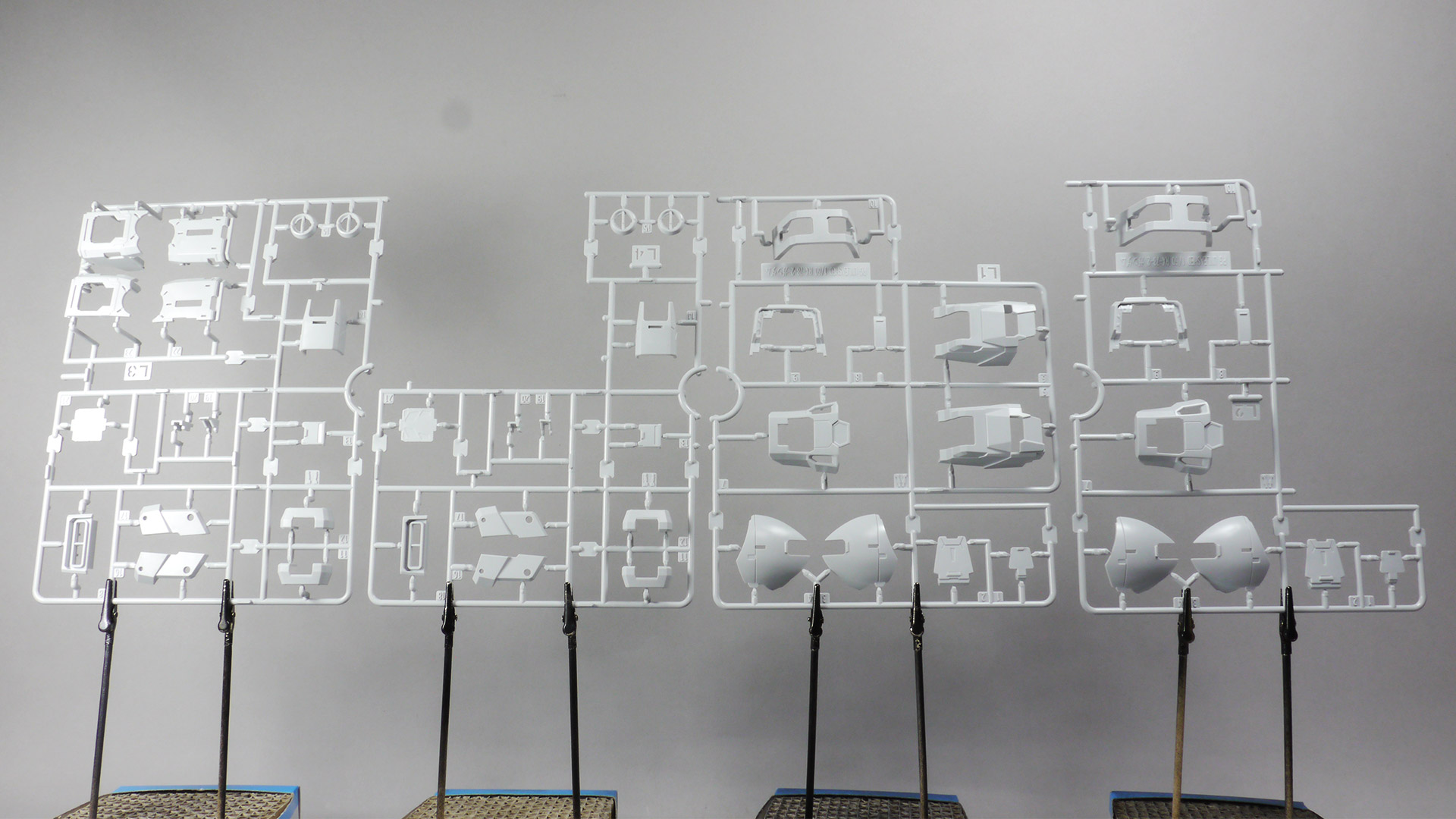 これまでに培われた技術が注ぎ込まれているにもかかわらずなんとシンプルなランナー達でしょうか。クロームメッキやゴールド・シルバーで塗装されたランナー等々組み上げていくのが楽しそうな色味と質感です