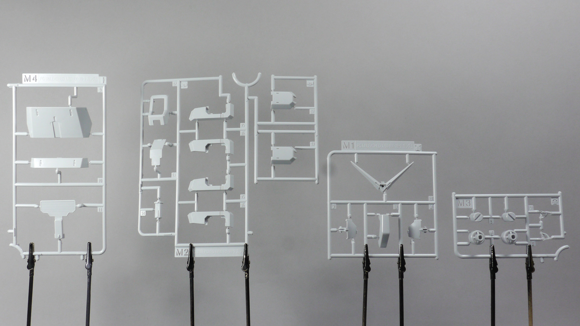 これまでに培われた技術が注ぎ込まれているにもかかわらずなんとシンプルなランナー達でしょうか。クロームメッキやゴールド・シルバーで塗装されたランナー等々組み上げていくのが楽しそうな色味と質感です