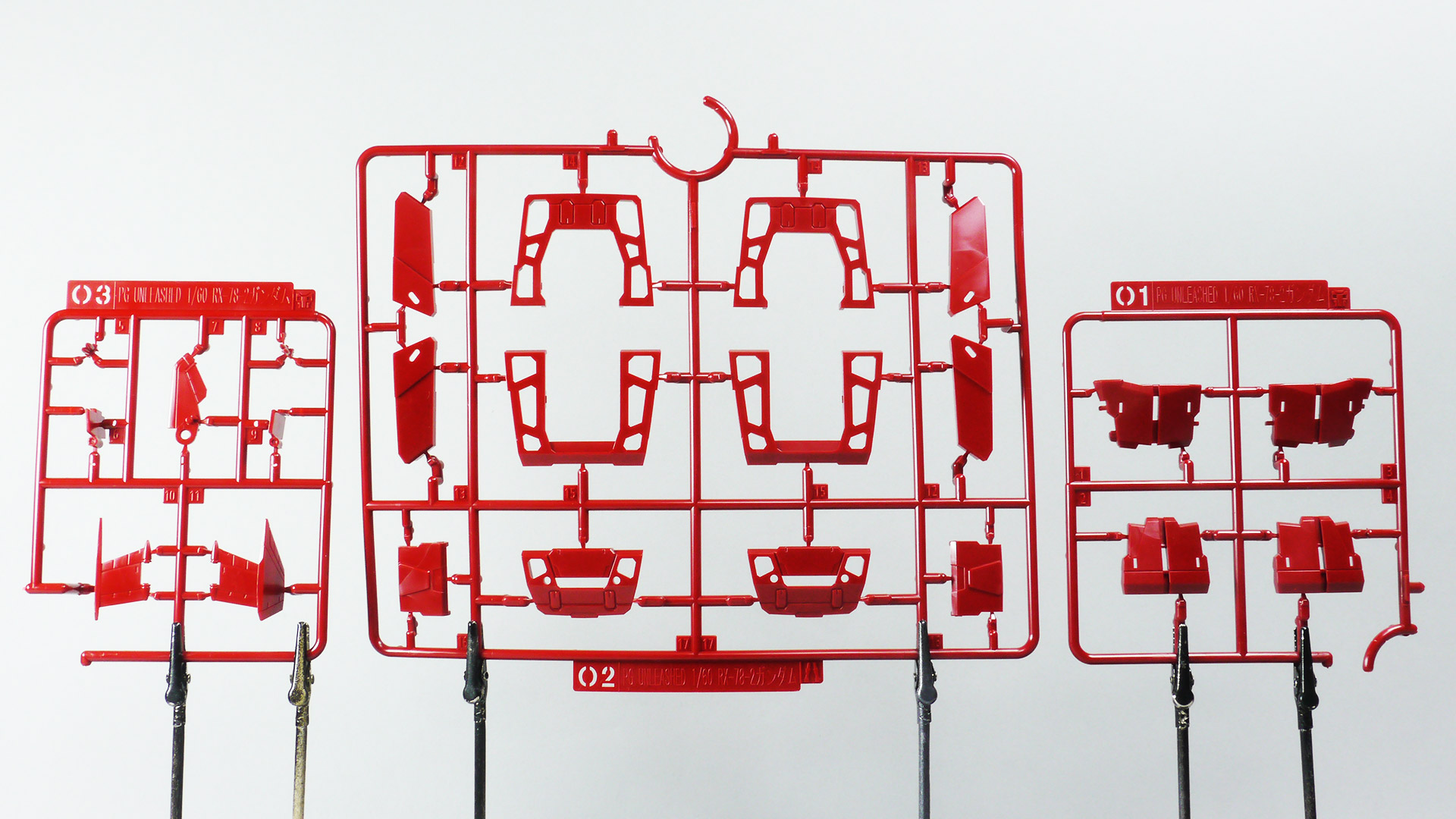 これまでに培われた技術が注ぎ込まれているにもかかわらずなんとシンプルなランナー達でしょうか。クロームメッキやゴールド・シルバーで塗装されたランナー等々組み上げていくのが楽しそうな色味と質感です