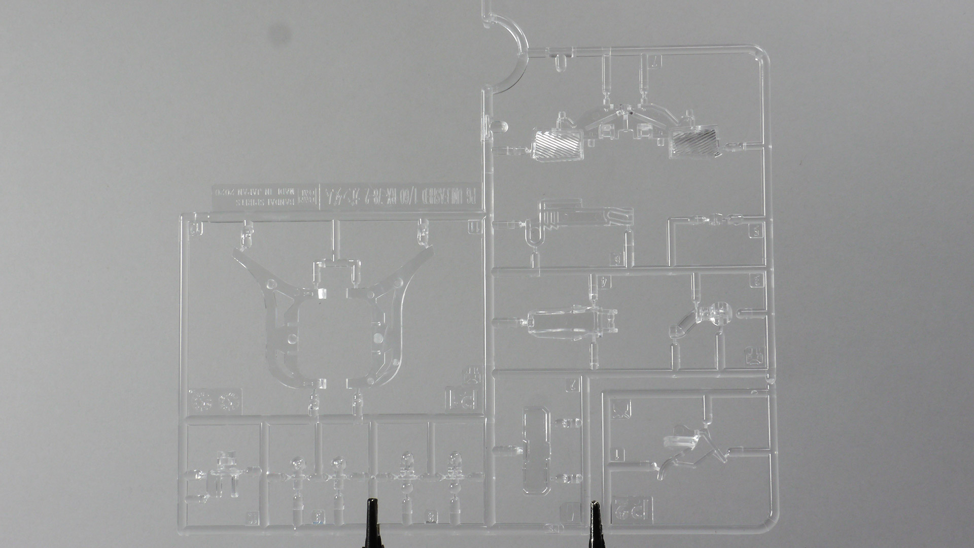 これまでに培われた技術が注ぎ込まれているにもかかわらずなんとシンプルなランナー達でしょうか。クロームメッキやゴールド・シルバーで塗装されたランナー等々組み上げていくのが楽しそうな色味と質感です