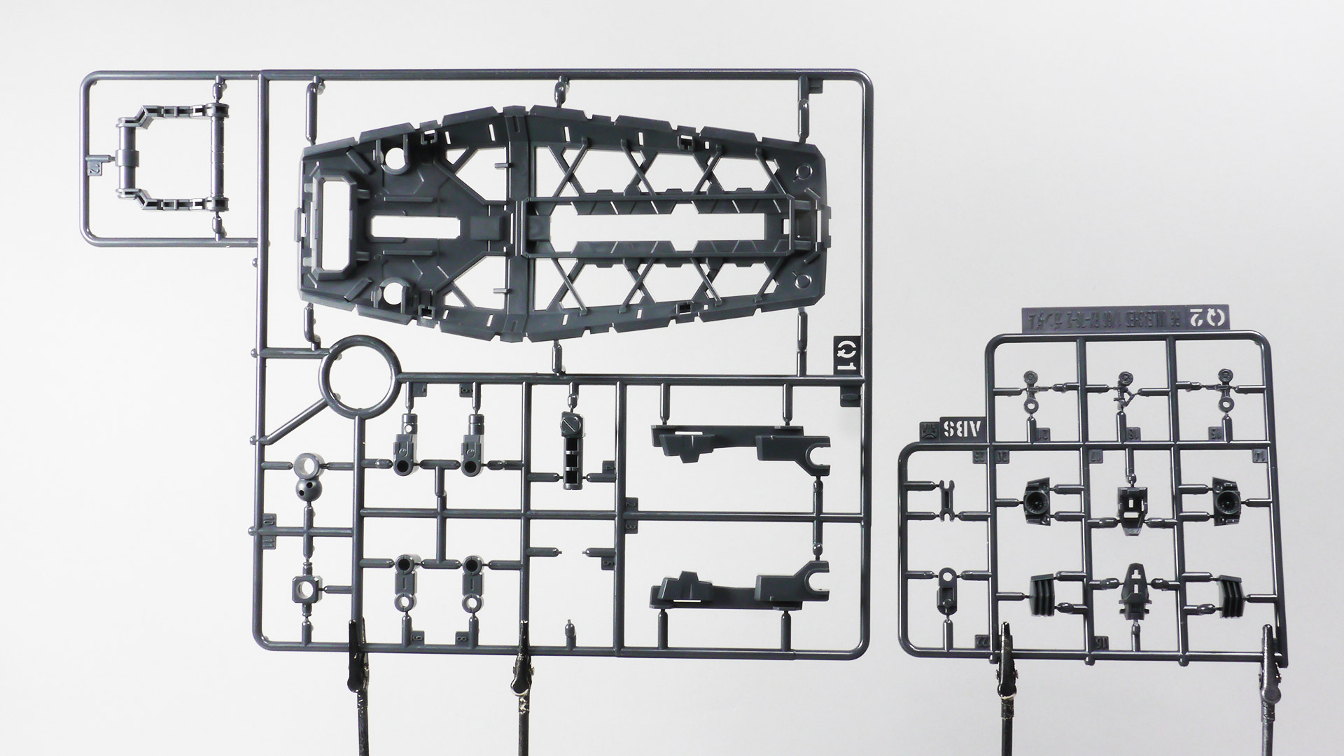 これまでに培われた技術が注ぎ込まれているにもかかわらずなんとシンプルなランナー達でしょうか。クロームメッキやゴールド・シルバーで塗装されたランナー等々組み上げていくのが楽しそうな色味と質感です