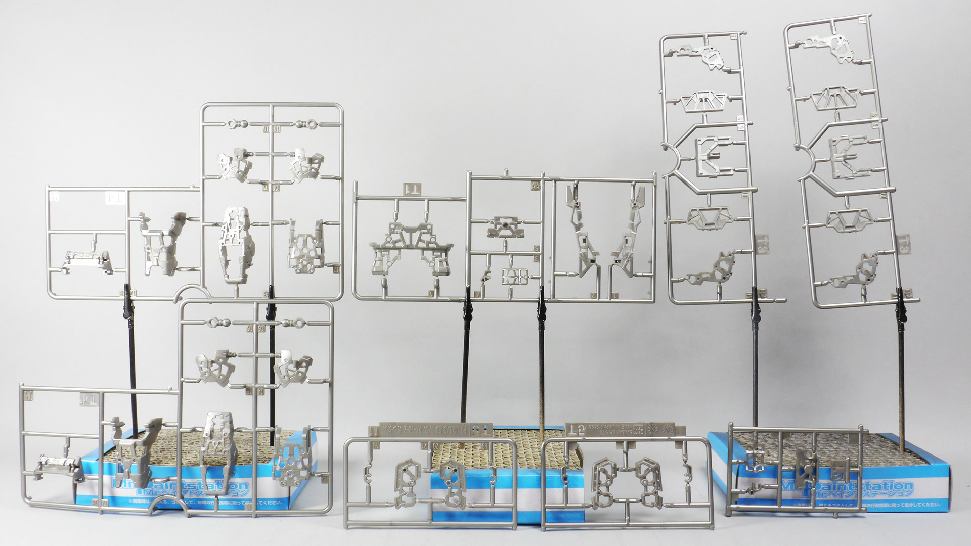 これまでに培われた技術が注ぎ込まれているにもかかわらずなんとシンプルなランナー達でしょうか。クロームメッキやゴールド・シルバーで塗装されたランナー等々組み上げていくのが楽しそうな色味と質感です