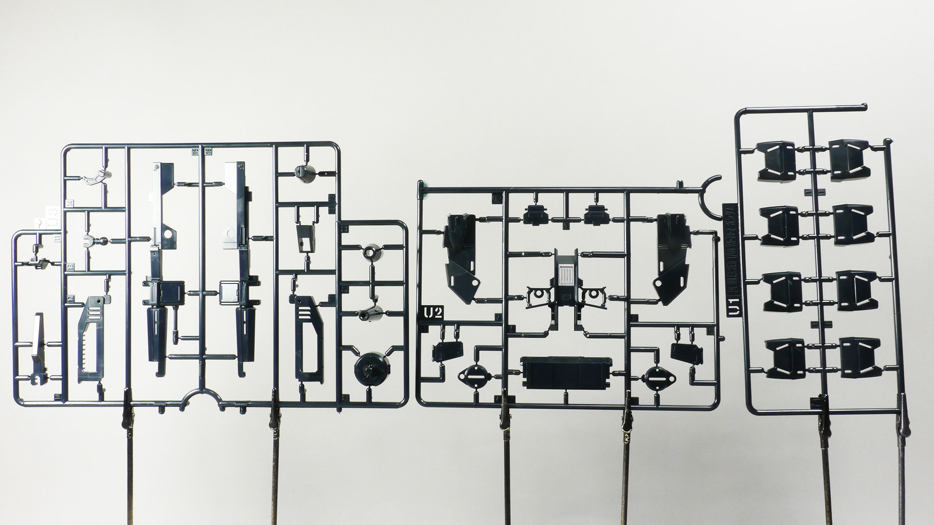 これまでに培われた技術が注ぎ込まれているにもかかわらずなんとシンプルなランナー達でしょうか。クロームメッキやゴールド・シルバーで塗装されたランナー等々組み上げていくのが楽しそうな色味と質感です
