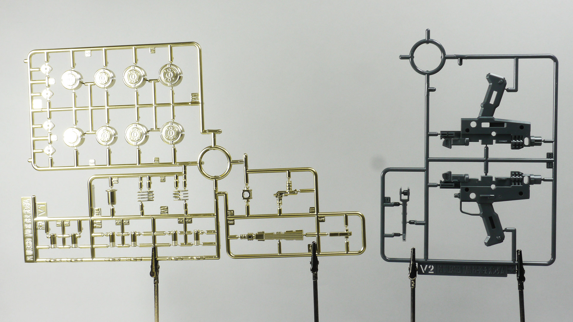 これまでに培われた技術が注ぎ込まれているにもかかわらずなんとシンプルなランナー達でしょうか。クロームメッキやゴールド・シルバーで塗装されたランナー等々組み上げていくのが楽しそうな色味と質感です