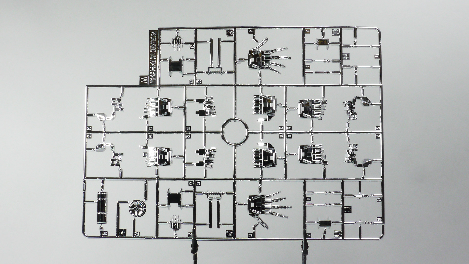これまでに培われた技術が注ぎ込まれているにもかかわらずなんとシンプルなランナー達でしょうか。クロームメッキやゴールド・シルバーで塗装されたランナー等々組み上げていくのが楽しそうな色味と質感です