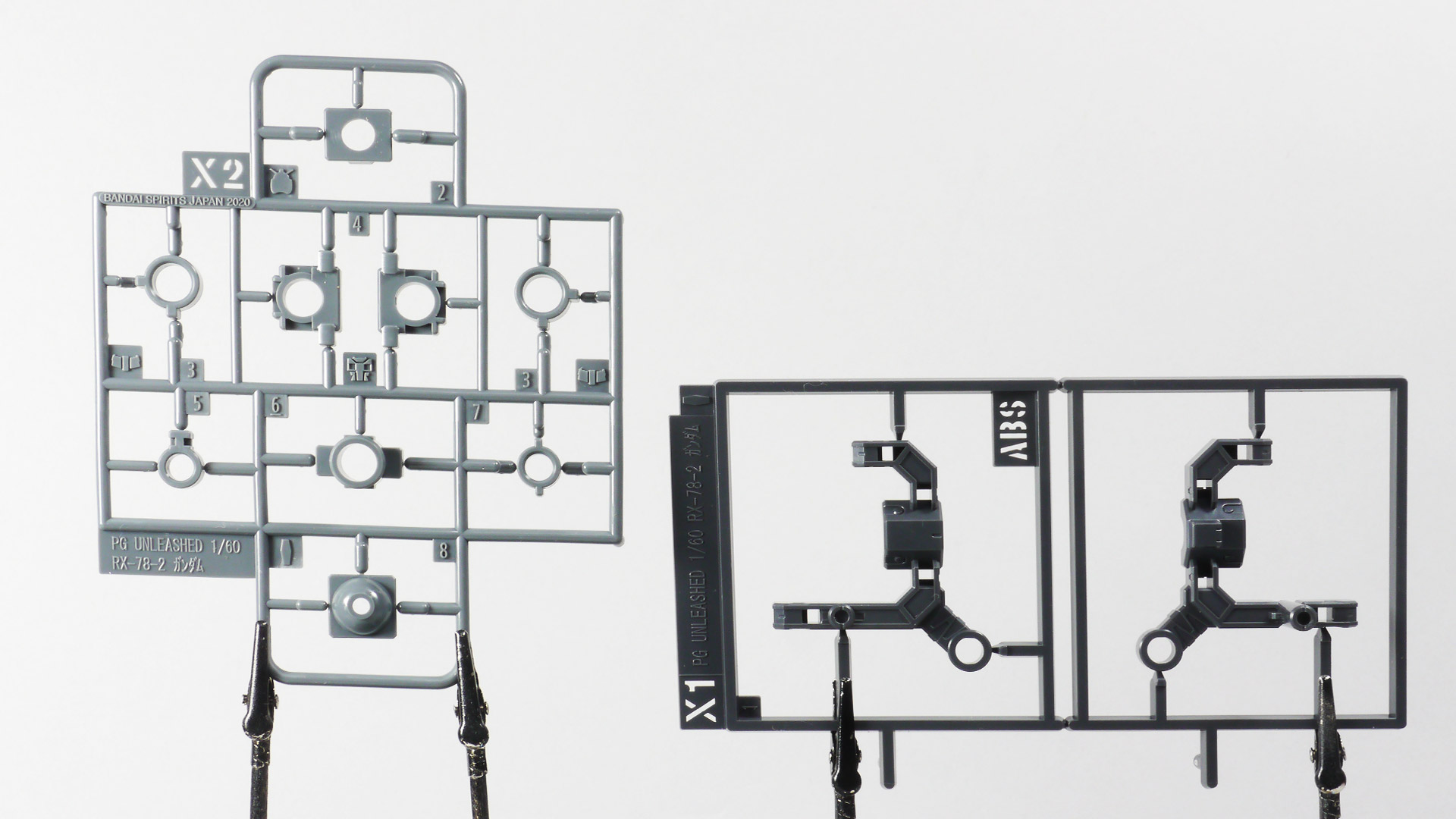 これまでに培われた技術が注ぎ込まれているにもかかわらずなんとシンプルなランナー達でしょうか。クロームメッキやゴールド・シルバーで塗装されたランナー等々組み上げていくのが楽しそうな色味と質感です