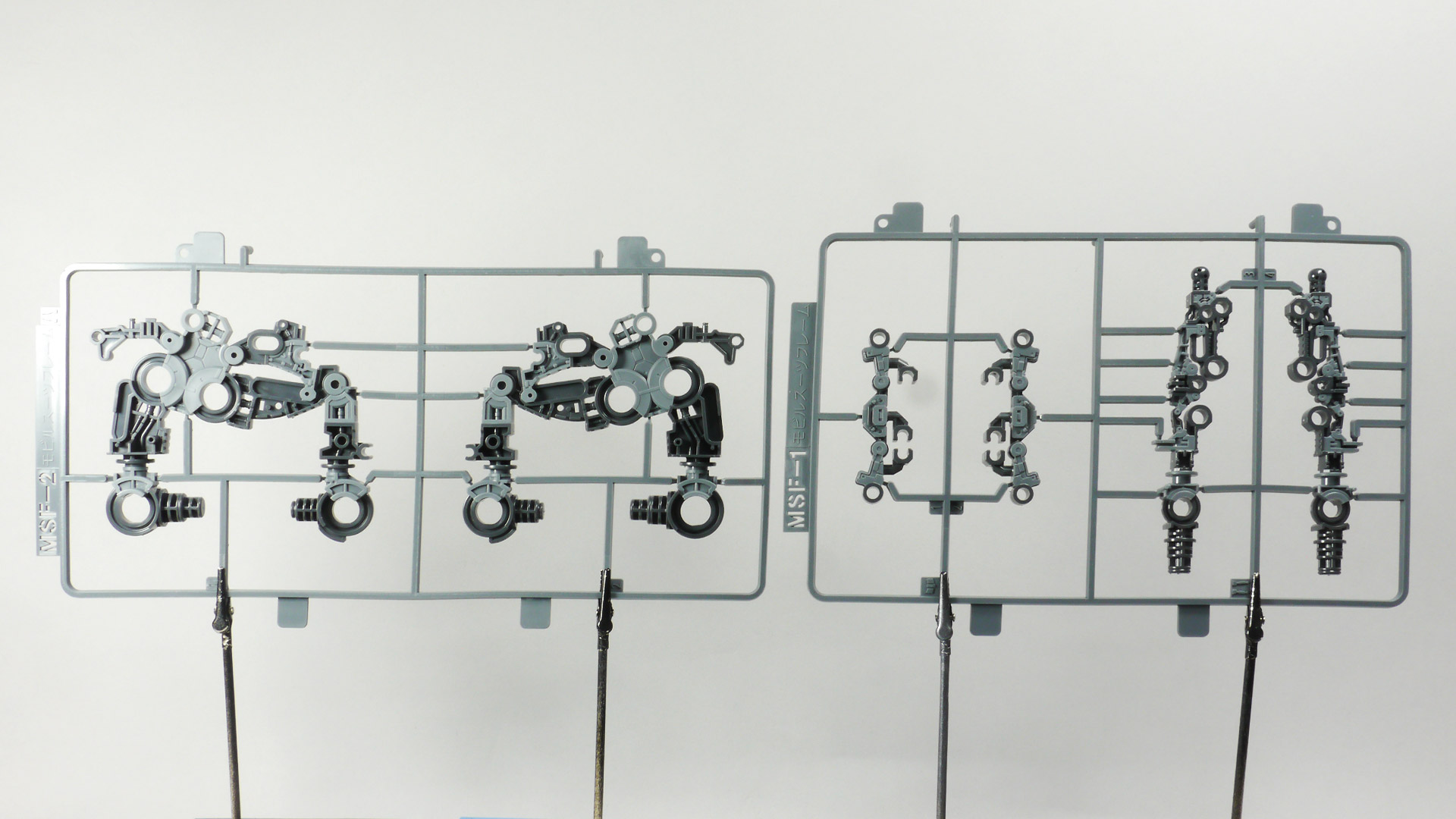 ガンプラの成形技術はここまで来たんですね、脚部・腕部・腰部の可動フレームがもう組み上がっている状態です