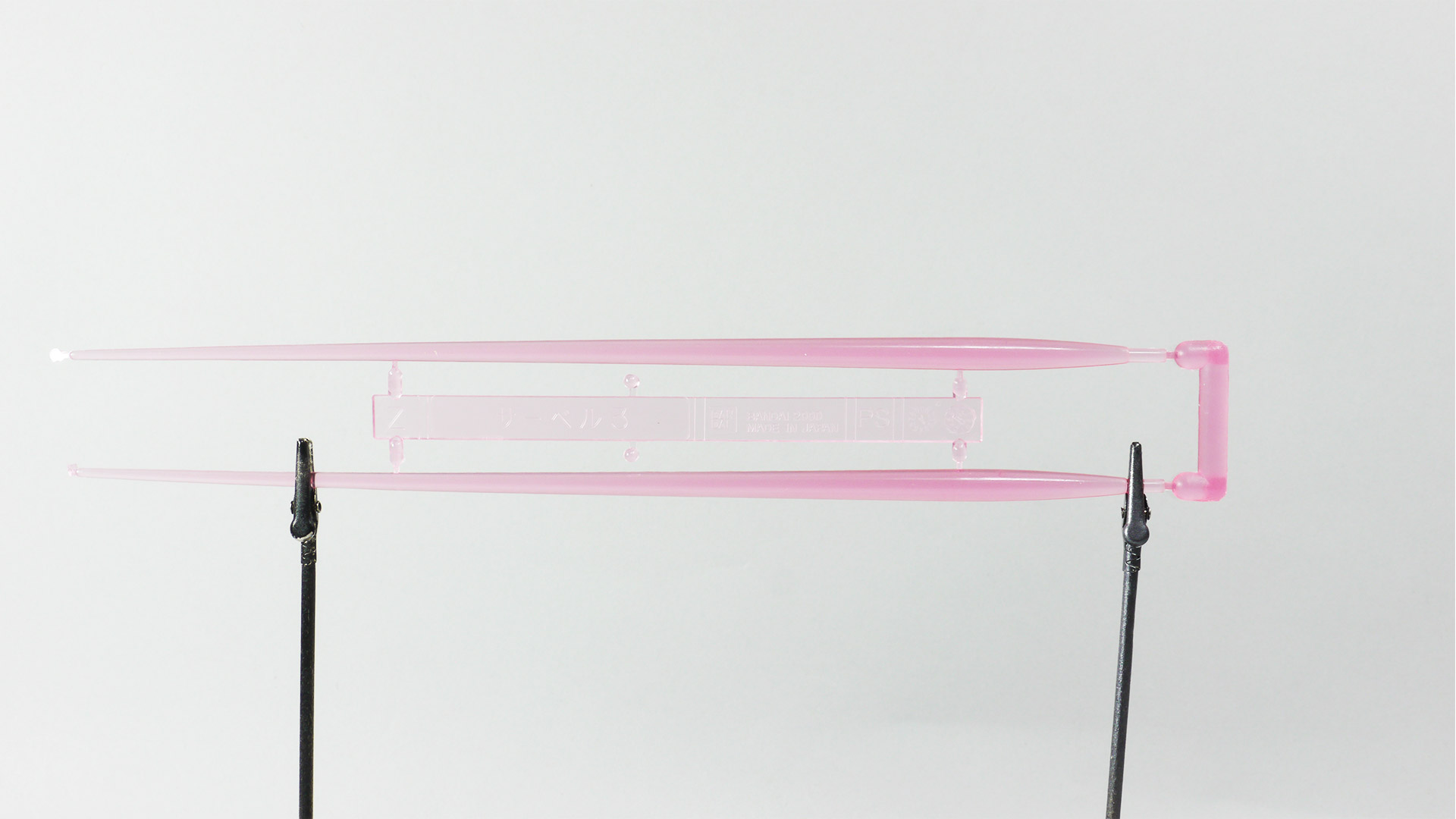 PGガンダムの伝統、とも言うべきLEDのビームサーベルがうれしいですね。ゲートのないエッチングシールもすばらしいパーツです。キットには棒状の電池が付属していますが、本体電飾用に別途LR41ボタン電池が2つ必要です。