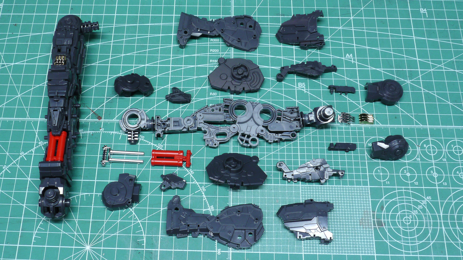 大きいサイズのHGシリーズのようなパーツ割りと部品数に見えますが、脚部フレームを可動させてみるとそれぞれのパーツが複雑に連携して動くことがよくわかります。内部フレームにもケーブルのようなモールドも発見できて楽しくなります