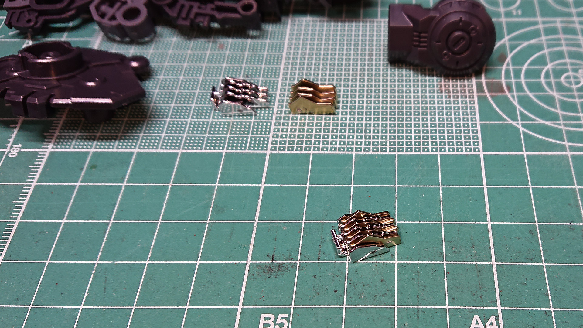 大きいサイズのHGシリーズのようなパーツ割りと部品数に見えますが、脚部フレームを可動させてみるとそれぞれのパーツが複雑に連携して動くことがよくわかります。内部フレームにもケーブルのようなモールドも発見できて楽しくなります