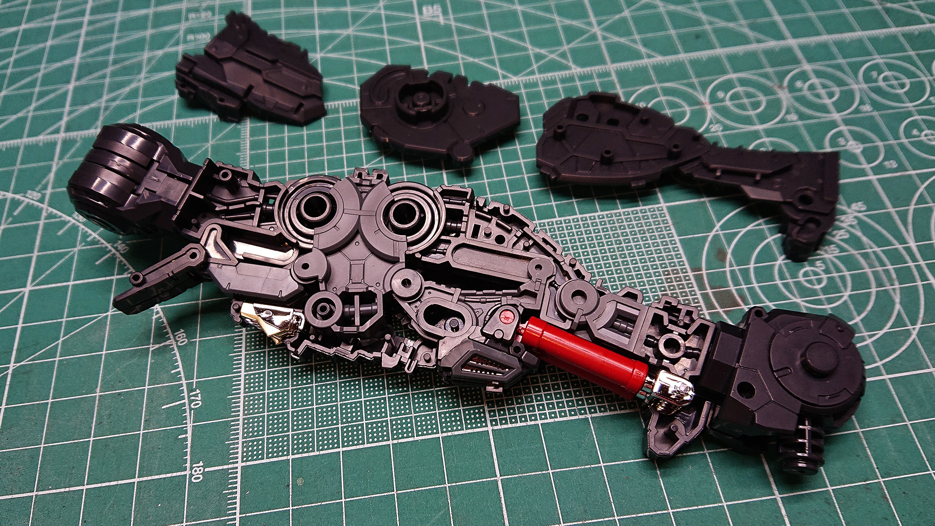 大きいサイズのHGシリーズのようなパーツ割りと部品数に見えますが、脚部フレームを可動させてみるとそれぞれのパーツが複雑に連携して動くことがよくわかります。内部フレームにもケーブルのようなモールドも発見できて楽しくなります