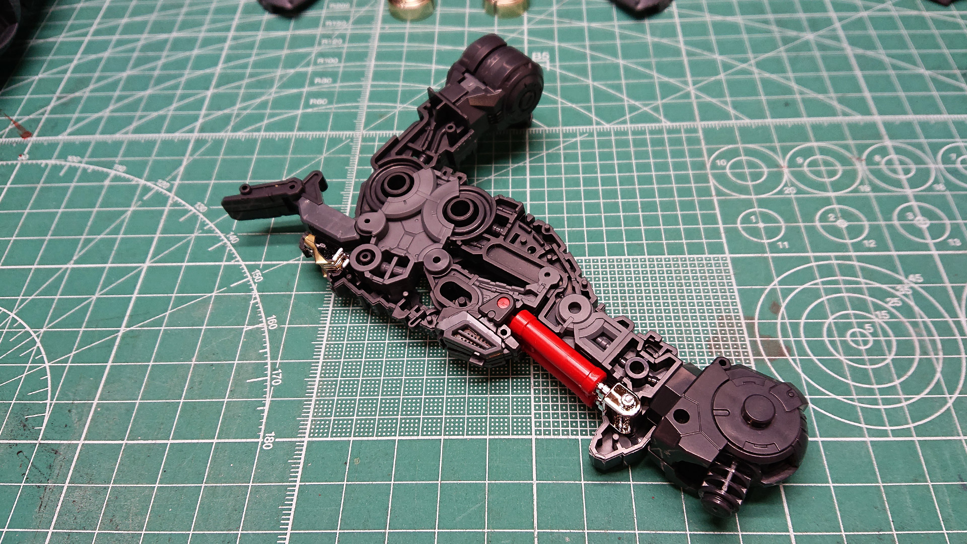 大きいサイズのHGシリーズのようなパーツ割りと部品数に見えますが、脚部フレームを可動させてみるとそれぞれのパーツが複雑に連携して動くことがよくわかります。内部フレームにもケーブルのようなモールドも発見できて楽しくなります