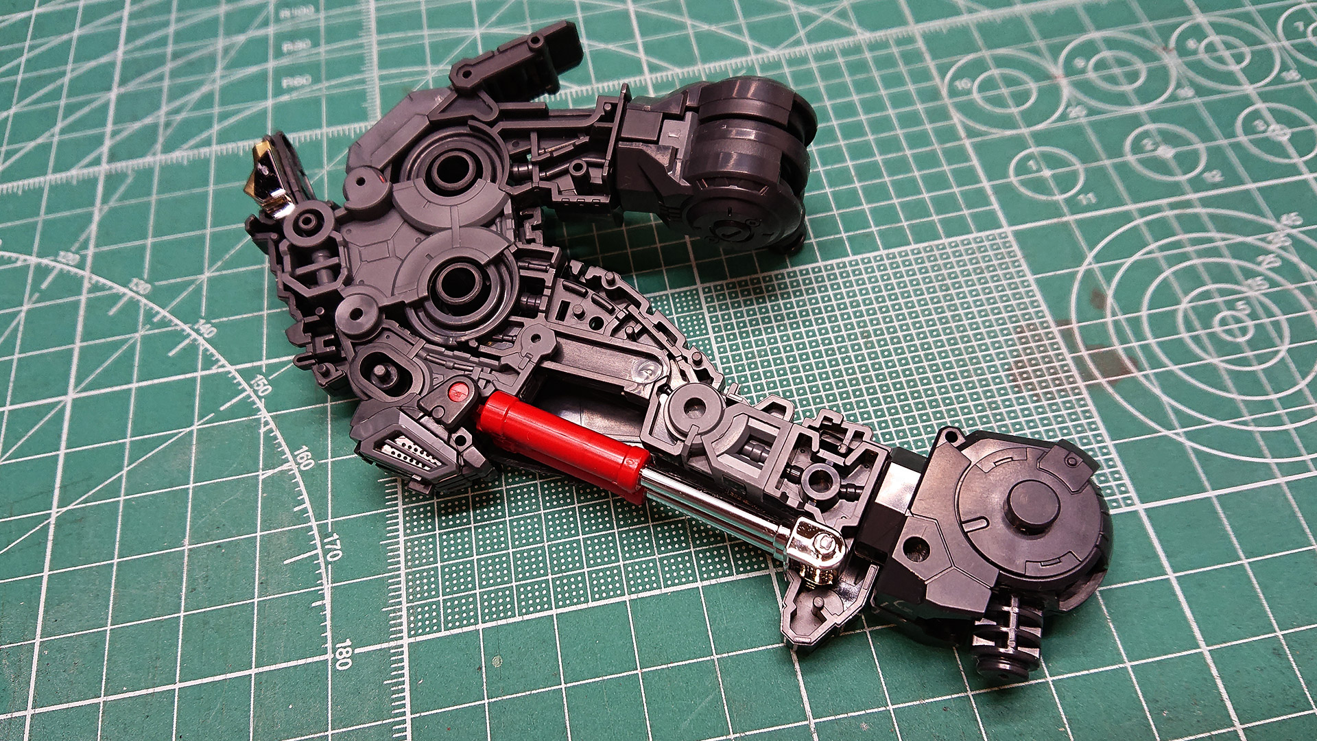 大きいサイズのHGシリーズのようなパーツ割りと部品数に見えますが、脚部フレームを可動させてみるとそれぞれのパーツが複雑に連携して動くことがよくわかります。内部フレームにもケーブルのようなモールドも発見できて楽しくなります