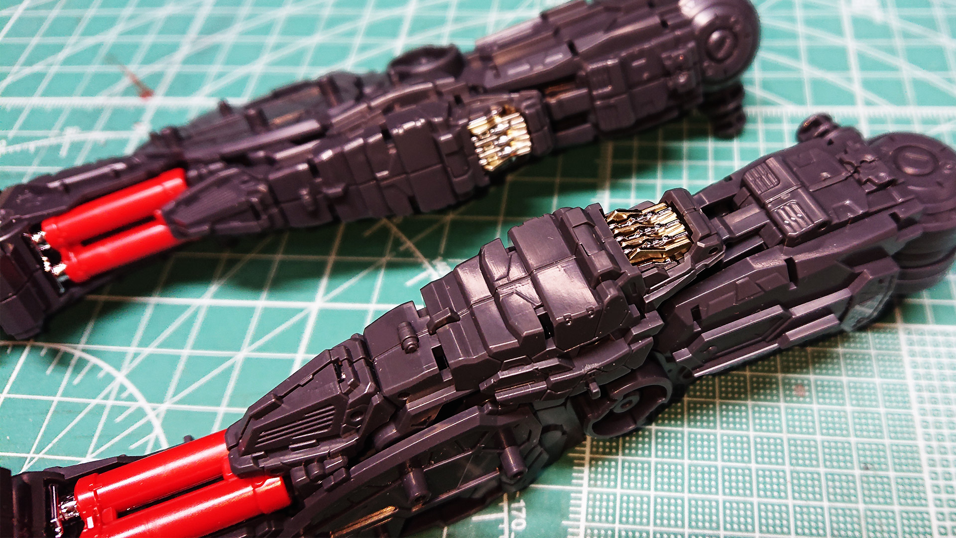 大きいサイズのHGシリーズのようなパーツ割りと部品数に見えますが、脚部フレームを可動させてみるとそれぞれのパーツが複雑に連携して動くことがよくわかります。内部フレームにもケーブルのようなモールドも発見できて楽しくなります