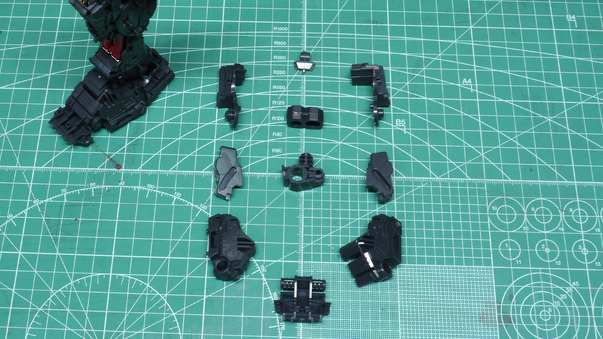 ソール部の底は3分割、後ろは足首を曲げると連動して上がります。足首は2重の回転軸を持っていて軸をずらすことができるため、設置性能がダンチですが外装をつけたらどうなるでしょうか