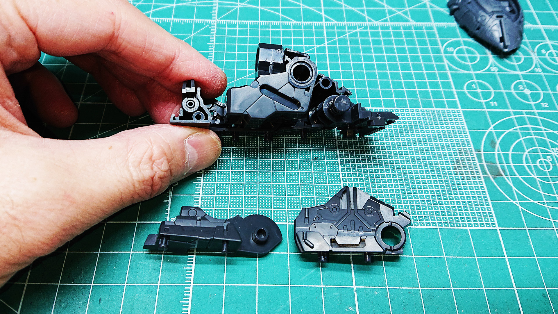 ソール部の底は3分割、後ろは足首を曲げると連動して上がります。足首は2重の回転軸を持っていて軸をずらすことができるため、設置性能がダンチですが外装をつけたらどうなるでしょうか