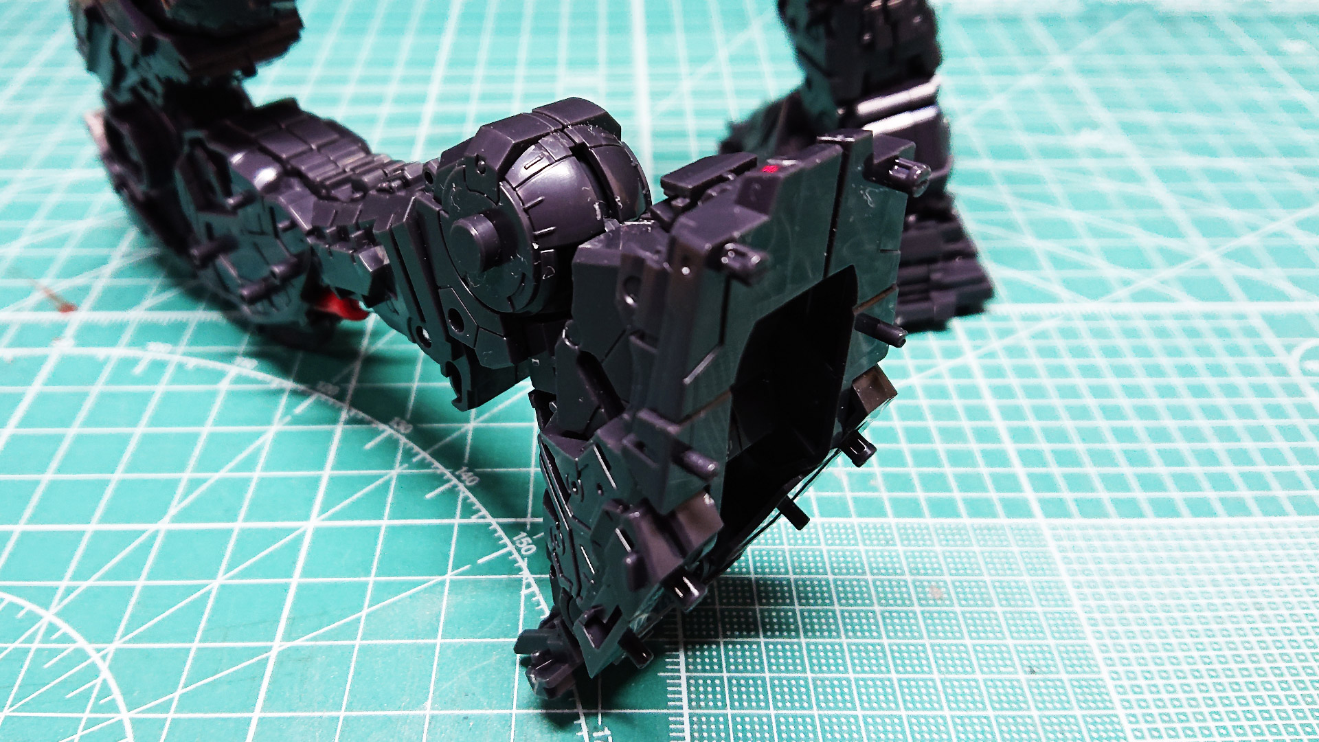 ソール部の底は3分割、後ろは足首を曲げると連動して上がります。足首は2重の回転軸を持っていて軸をずらすことができるため、設置性能がダンチですが外装をつけたらどうなるでしょうか