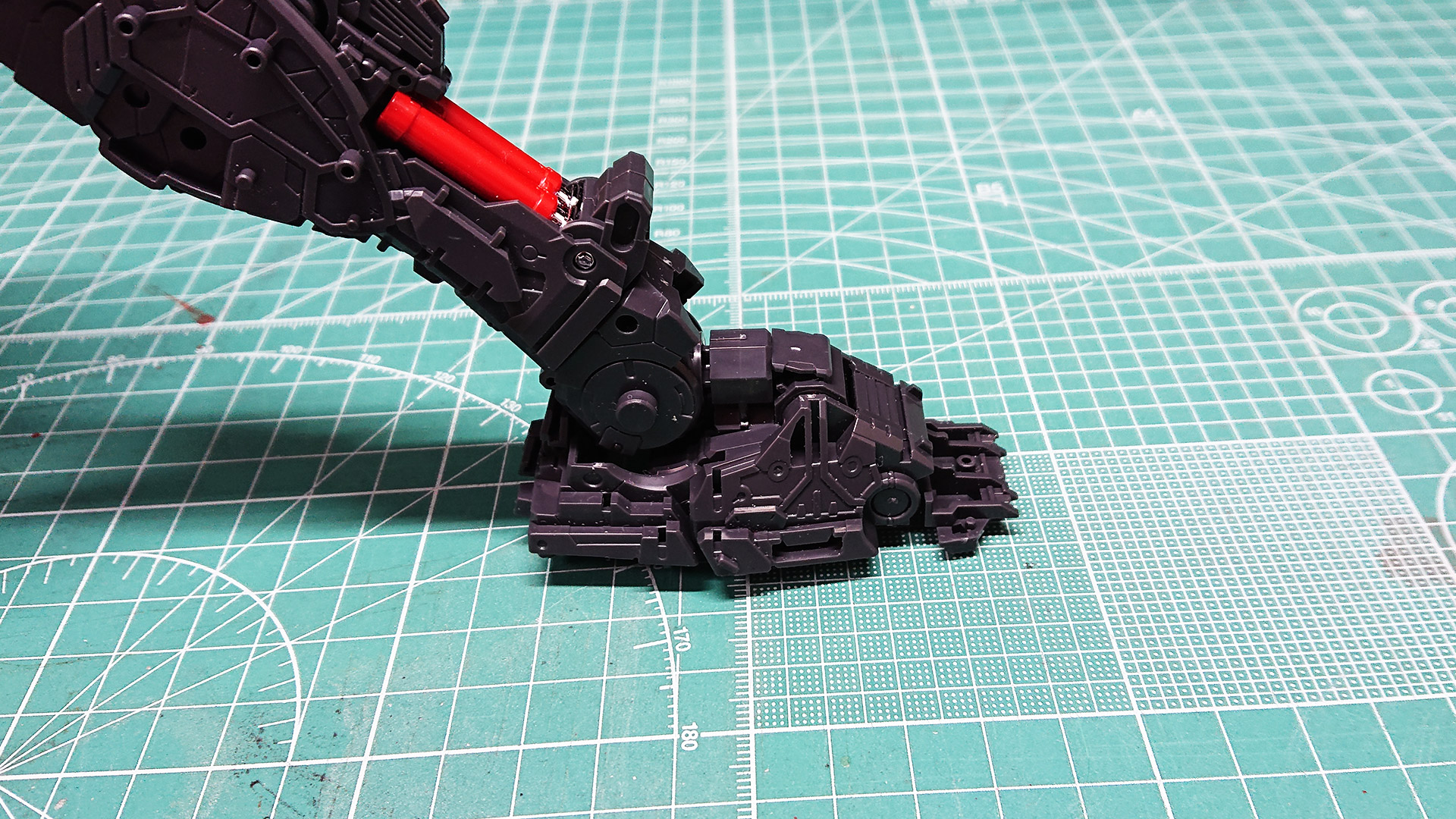 ソール部の底は3分割、後ろは足首を曲げると連動して上がります。足首は2重の回転軸を持っていて軸をずらすことができるため、設置性能がダンチですが外装をつけたらどうなるでしょうか