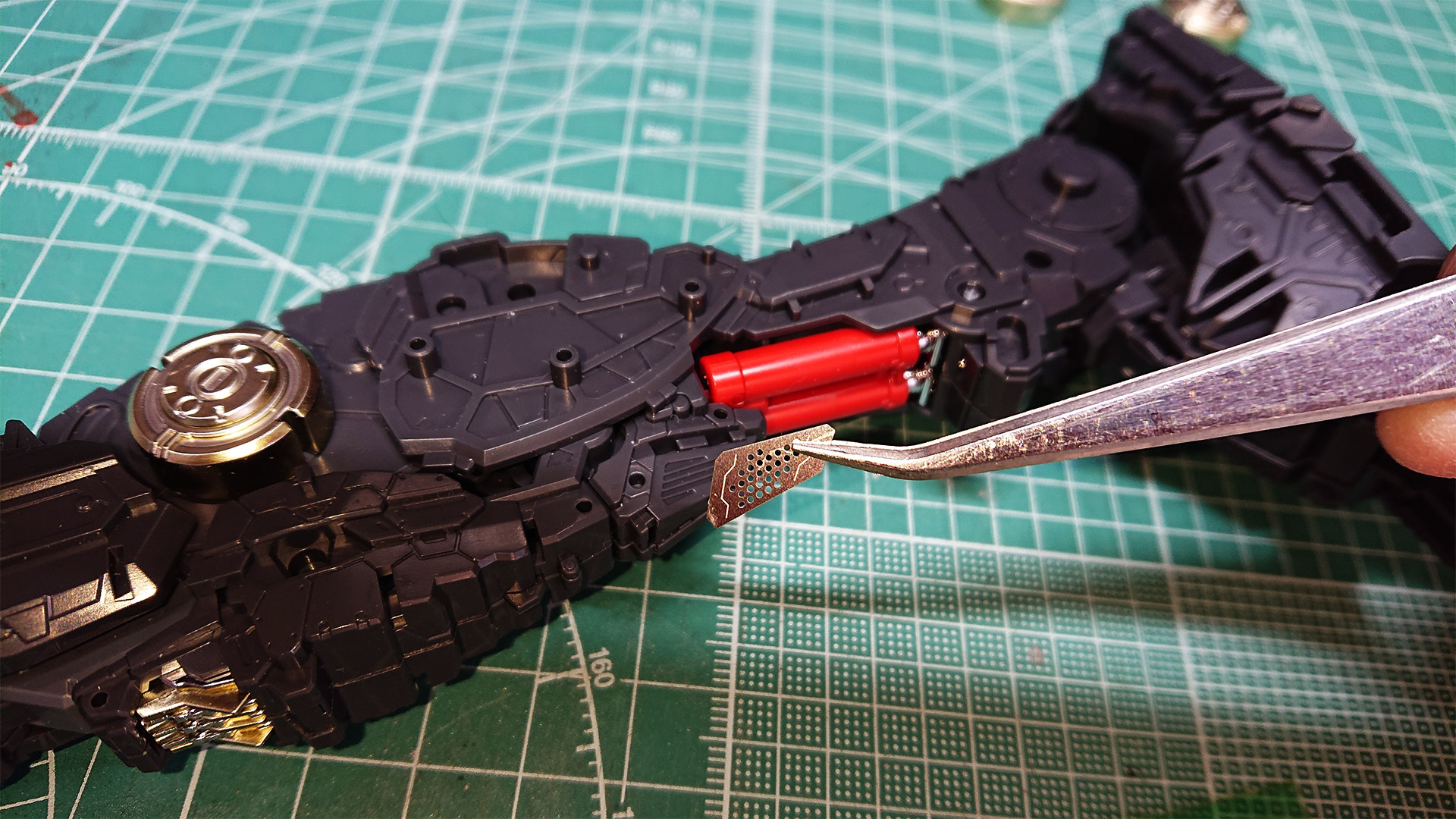 異素材感とアクセントが入ることでリアリティが増していますし、あっというまにここまで組み上がるわりにPGならではともいえる各部位のモールドやディテールのすさまじさに圧倒されますね。パーツのモデリング担当した方大変だったろうなぁ……