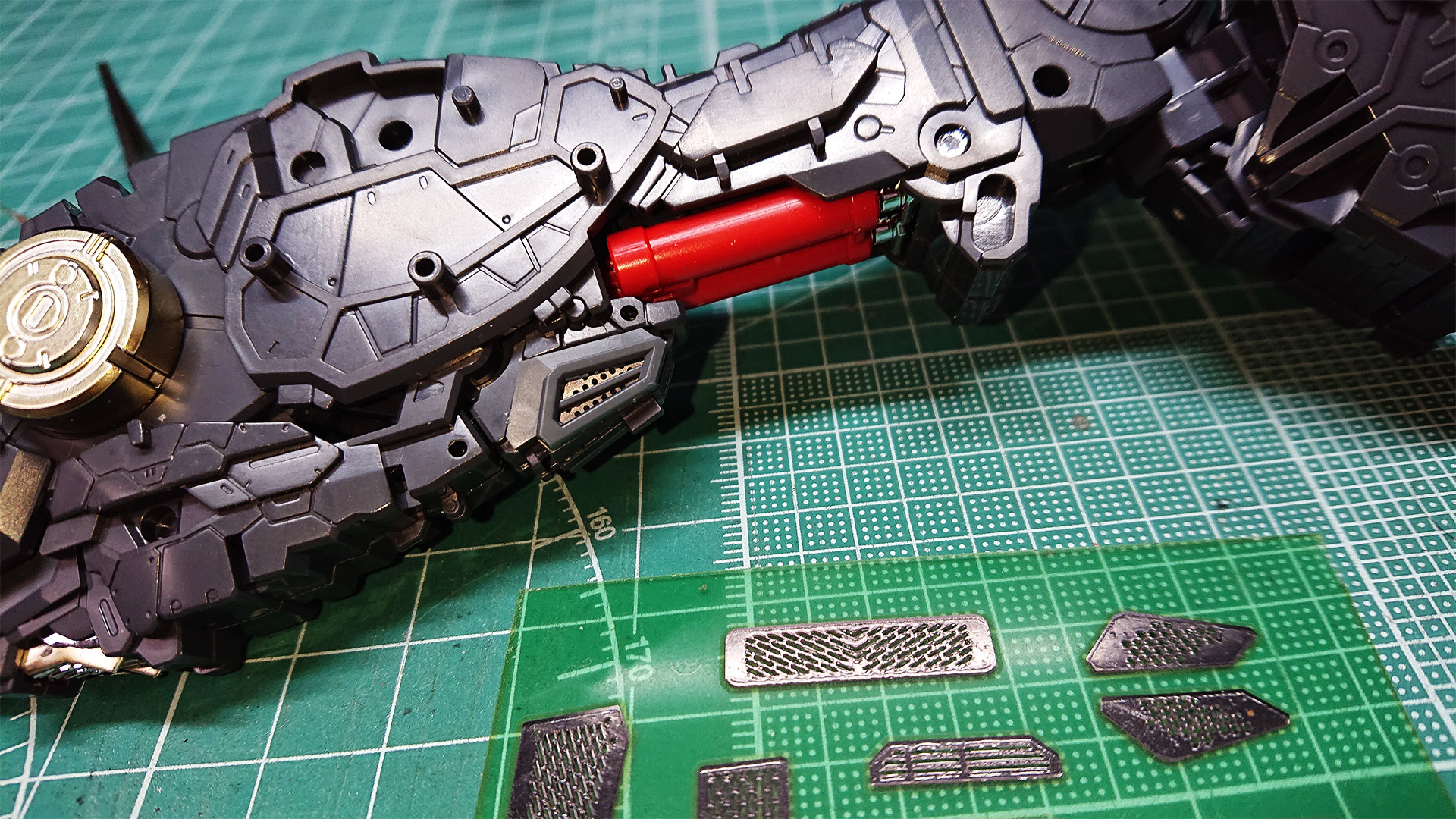 異素材感とアクセントが入ることでリアリティが増していますし、あっというまにここまで組み上がるわりにPGならではともいえる各部位のモールドやディテールのすさまじさに圧倒されますね。パーツのモデリング担当した方大変だったろうなぁ……