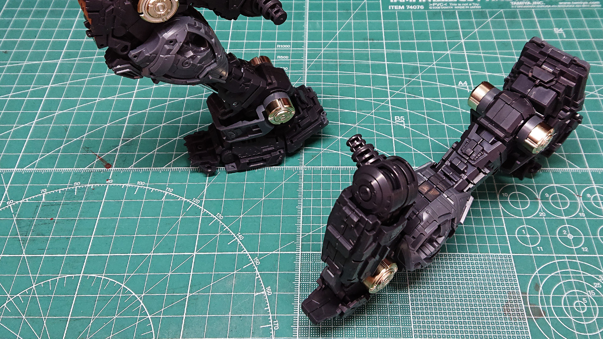 異素材感とアクセントが入ることでリアリティが増していますし、あっというまにここまで組み上がるわりにPGならではともいえる各部位のモールドやディテールのすさまじさに圧倒されますね。パーツのモデリング担当した方大変だったろうなぁ……