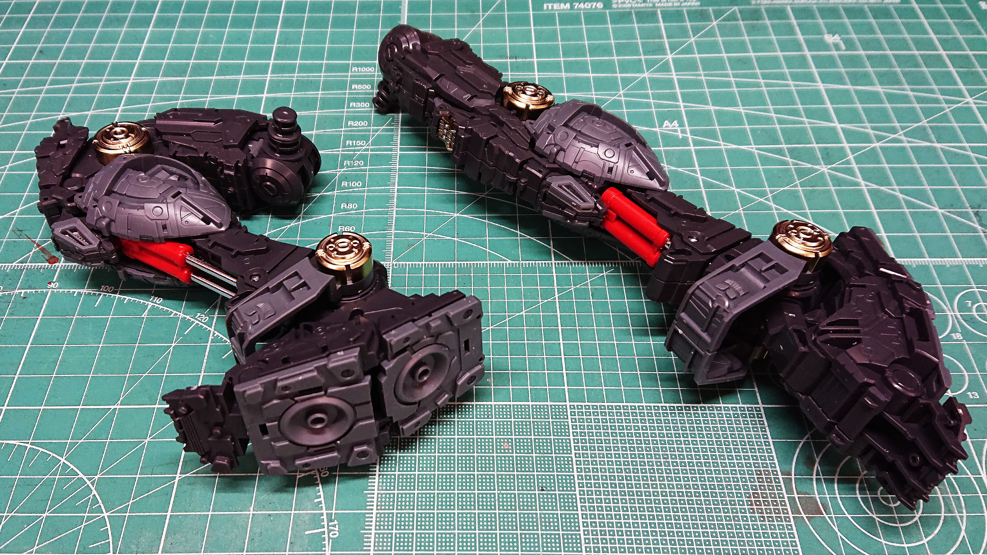 異素材感とアクセントが入ることでリアリティが増していますし、あっというまにここまで組み上がるわりにPGならではともいえる各部位のモールドやディテールのすさまじさに圧倒されますね。パーツのモデリング担当した方大変だったろうなぁ……