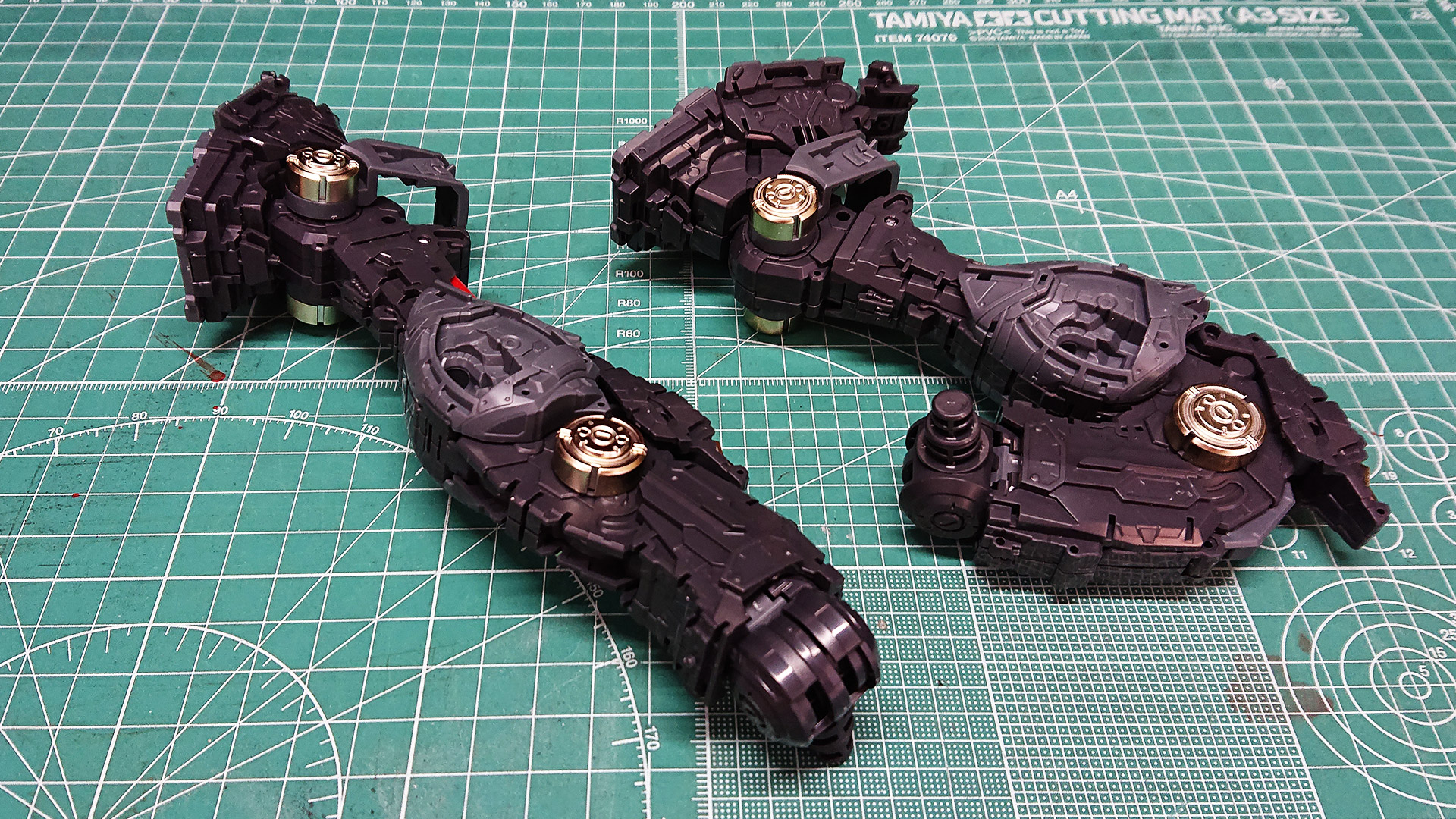 異素材感とアクセントが入ることでリアリティが増していますし、あっというまにここまで組み上がるわりにPGならではともいえる各部位のモールドやディテールのすさまじさに圧倒されますね。パーツのモデリング担当した方大変だったろうなぁ……