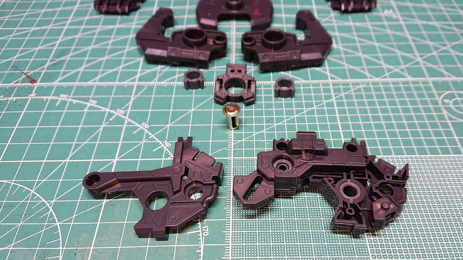 リフトアップと腰部アーマーの可動性能がわかるでしょうか