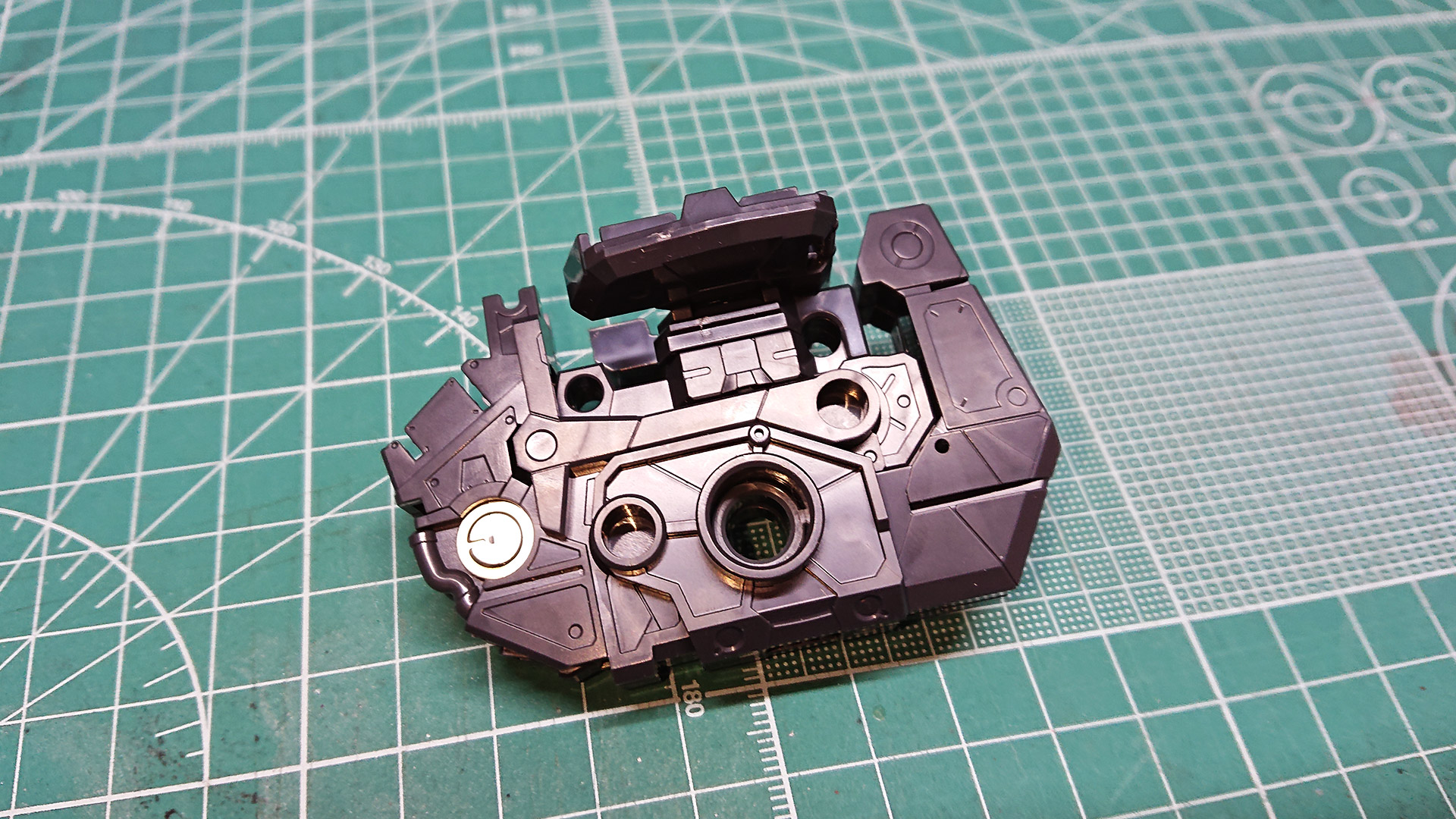 リフトアップと腰部アーマーの可動性能がわかるでしょうか