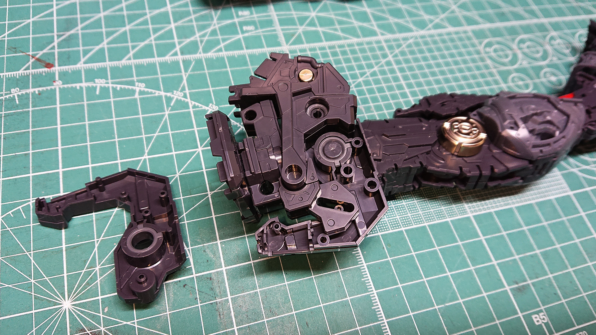 リフトアップと腰部アーマーの可動性能がわかるでしょうか